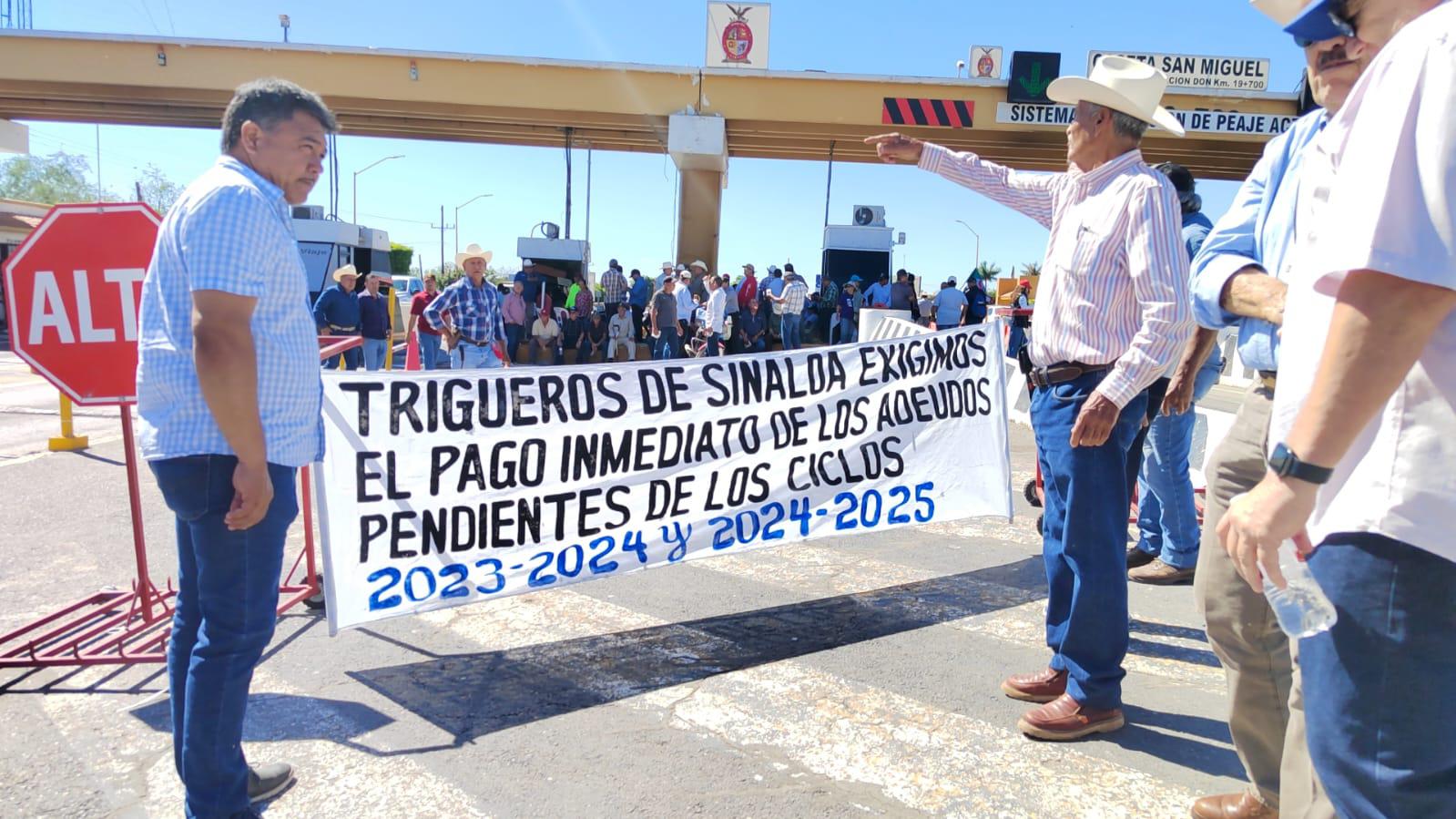 $!Productores del Valle del Carrizo se manifiestan y liberan cobro en la caseta de San Miguel Zapotitlán, Ahome