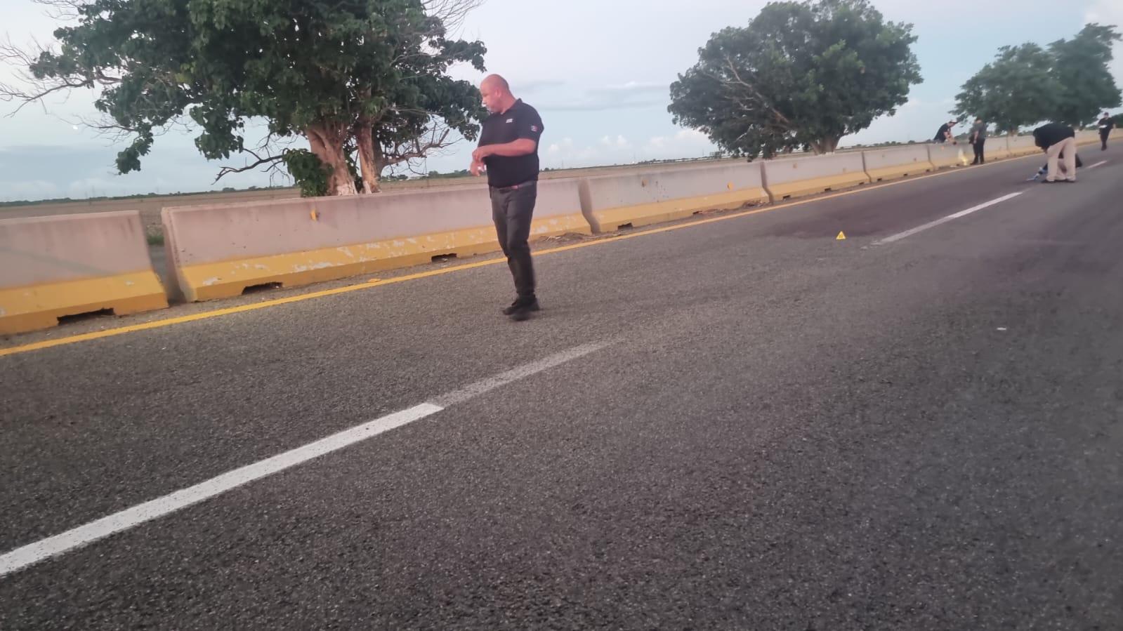 $!Abandonan cuerpo de hombre asesinado en la autopista Benito Juárez