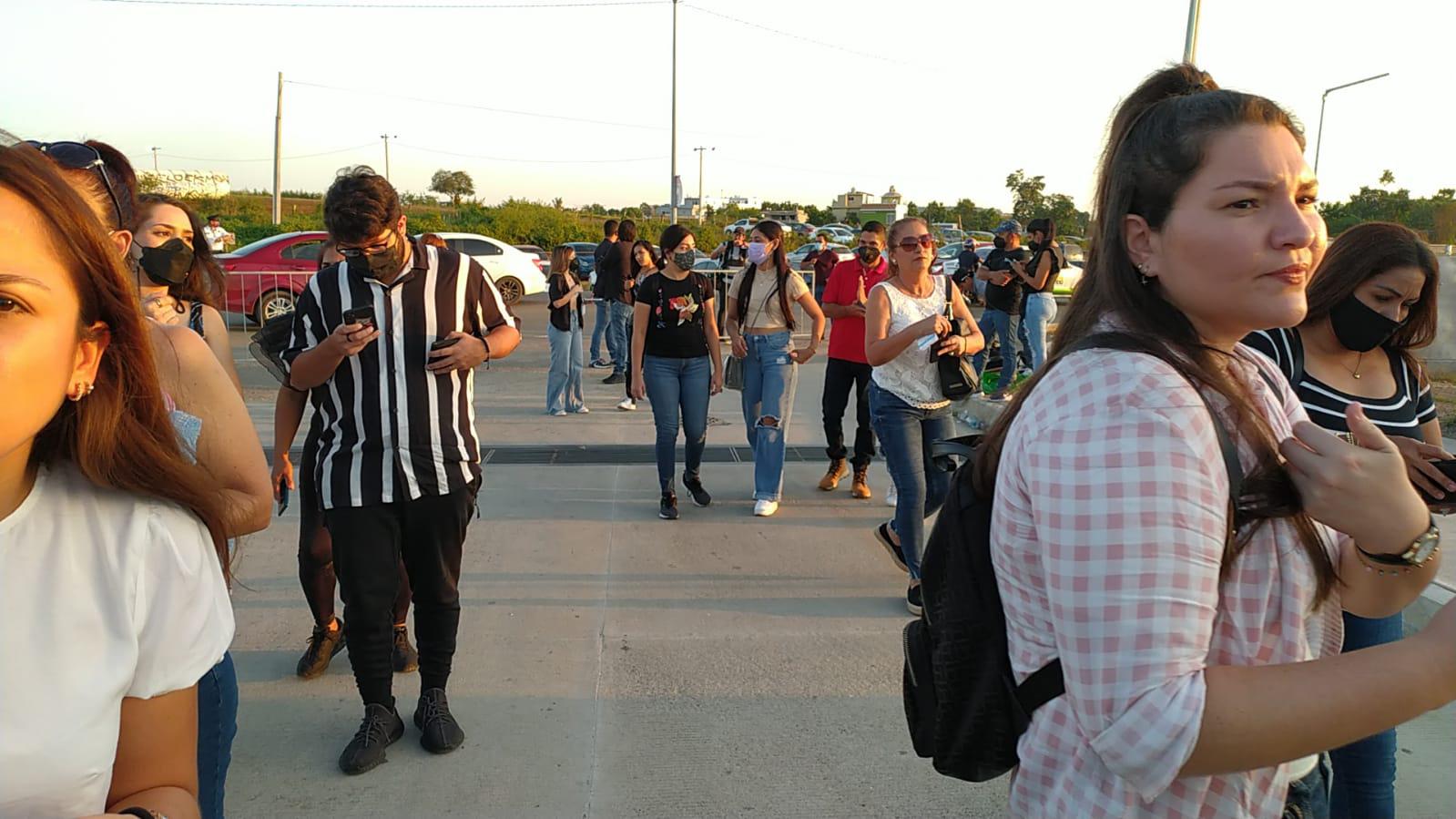 $!Mazatlecos se vuelcan al Kraken para escuchar a Christian Nodal