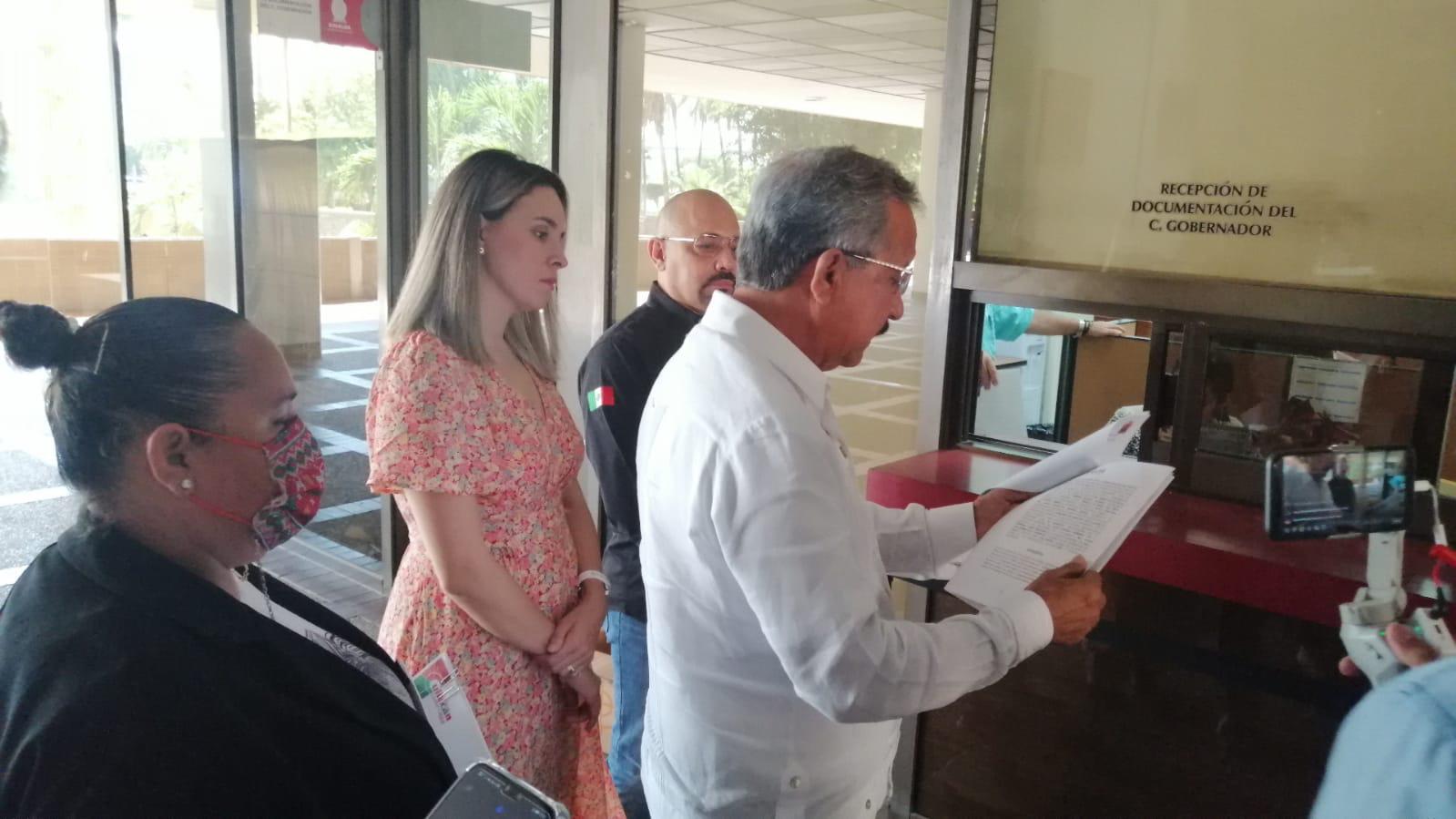 $!Alcalde de Culiacán firma convenio para la homologación de pensiones a viudas de policías