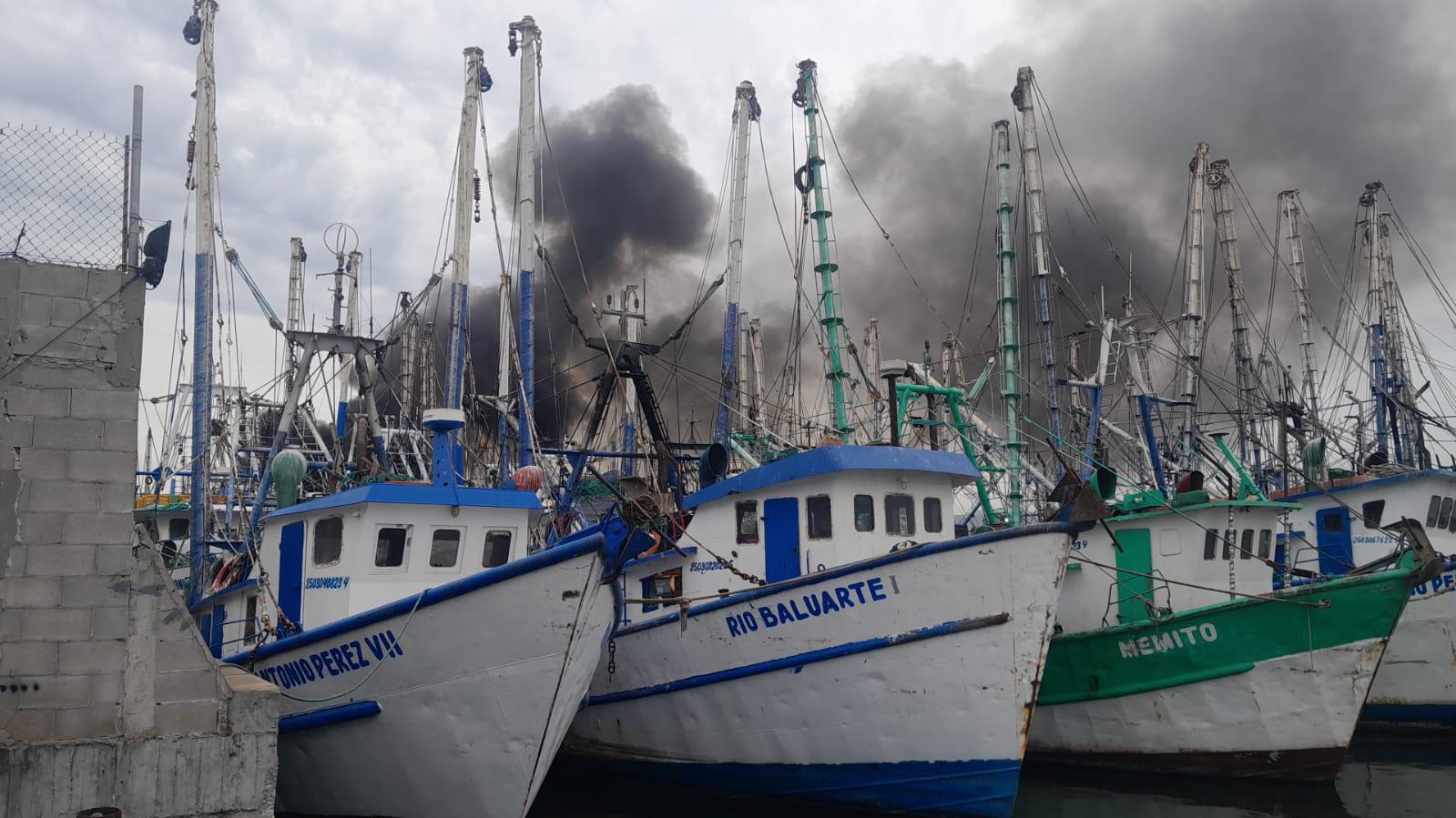 $!Trabajos de soldadura provocan explosión e incendio de un barco camaronero en Mazatlán