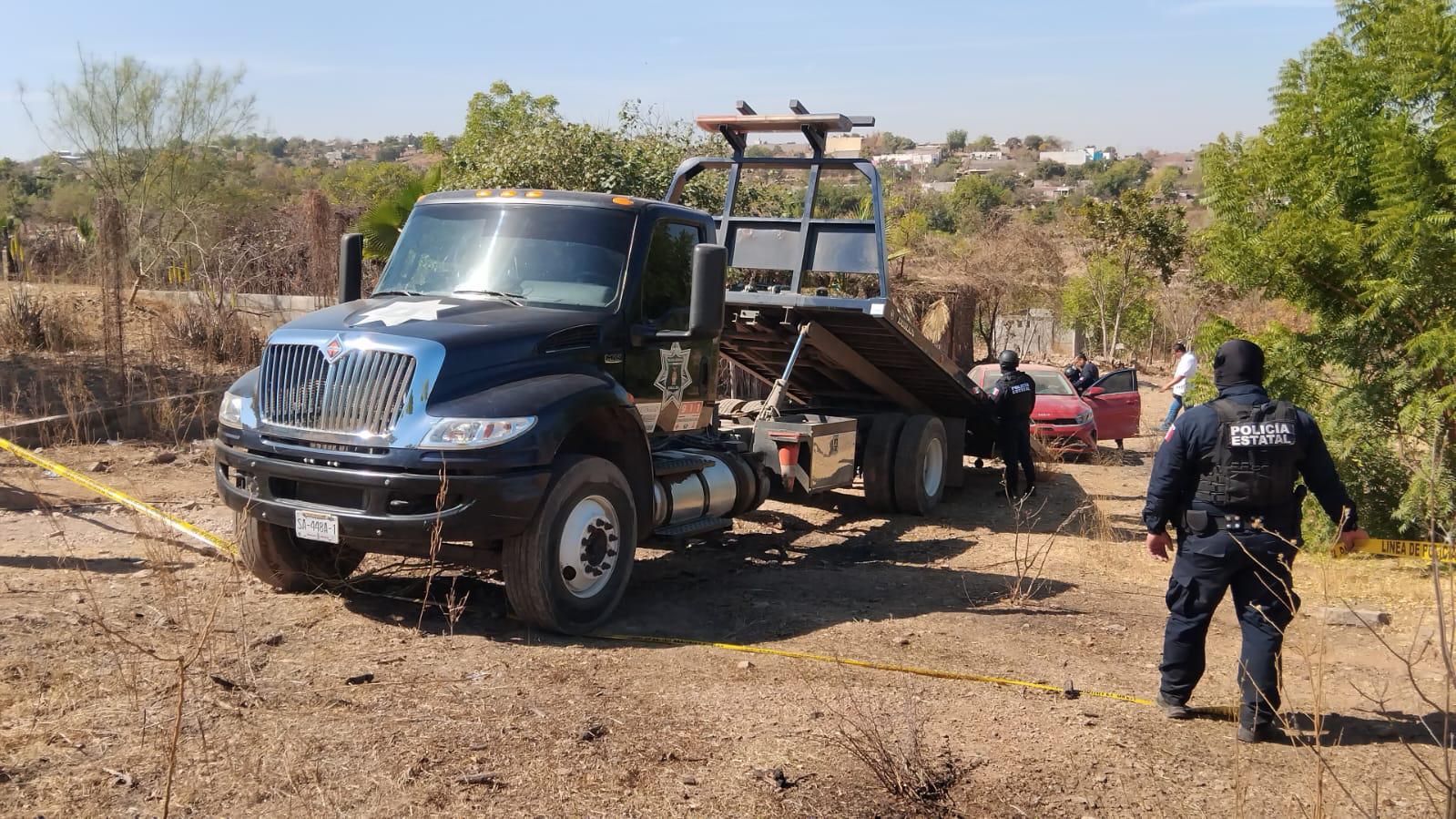 $!Hallan ropa táctica quemada y vehículo baleado en el lugar de la explosión en Culiacán