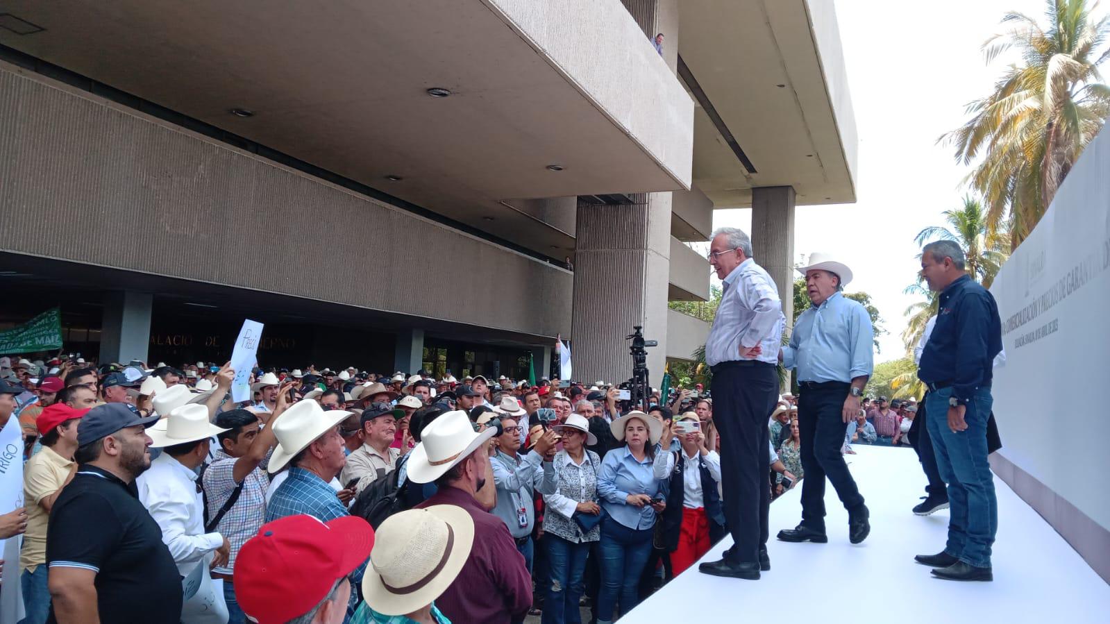 $!Rocha Moya atiende a agricultores; aún no logran el precio que piden