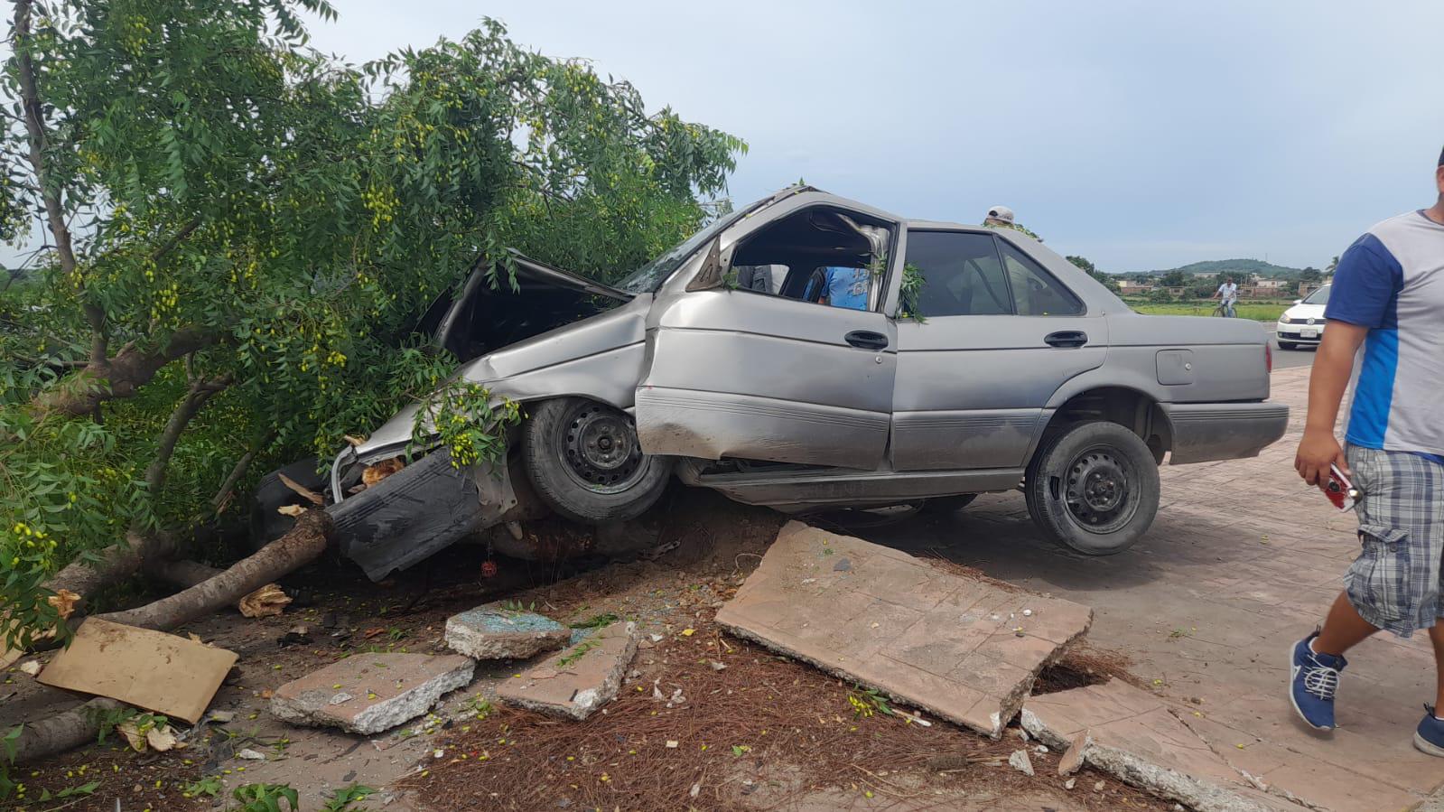 $!Auto choca contra árbol en carretera a la altura de El Pozole, Mazatlán