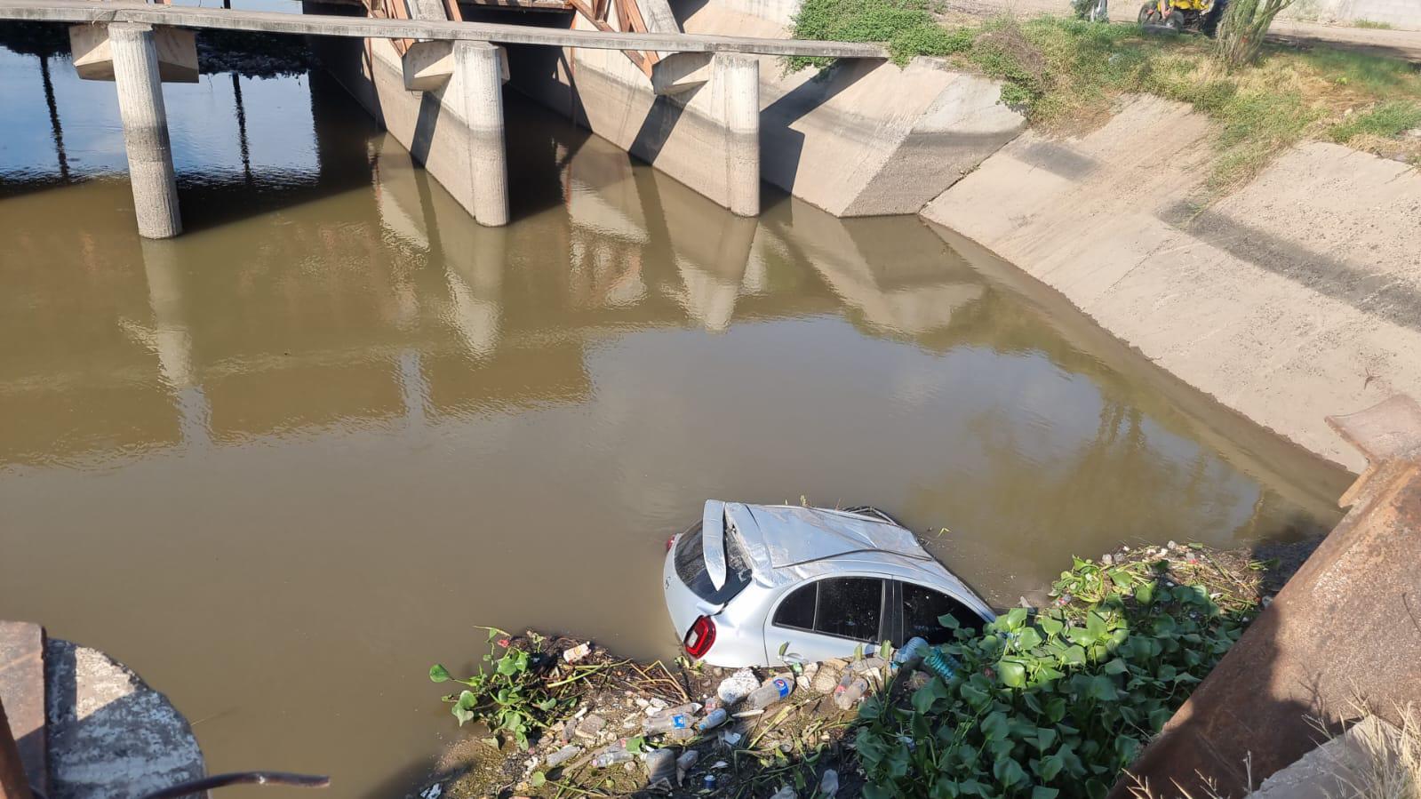 $!Cae vehículo a un canal en Culiacán; el conductor resulta ileso
