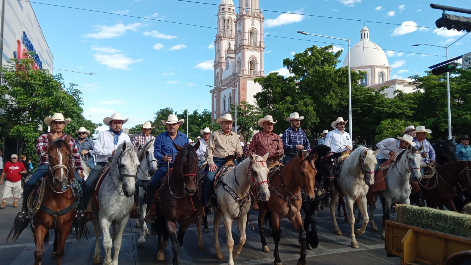 $!Con cabalgata por el Centro de Culiacán, inician festejos de la Expo Ganadera 2023