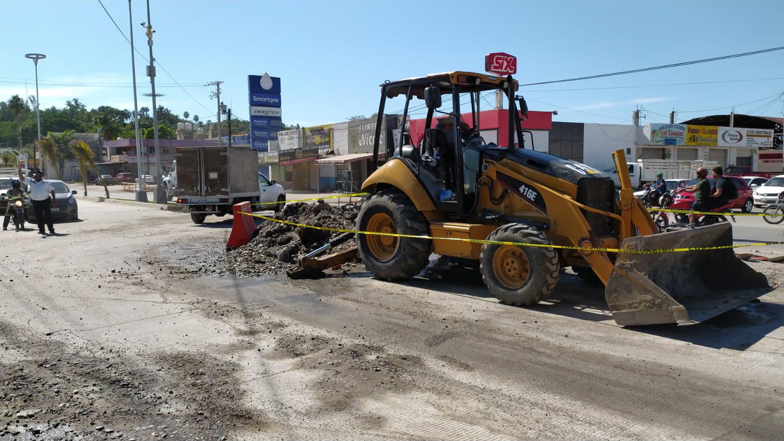 $!Revienta tubería en la recién inaugurada Avenida Gabriel Leyva, en Mazatlán; rompen pavimento para repararla