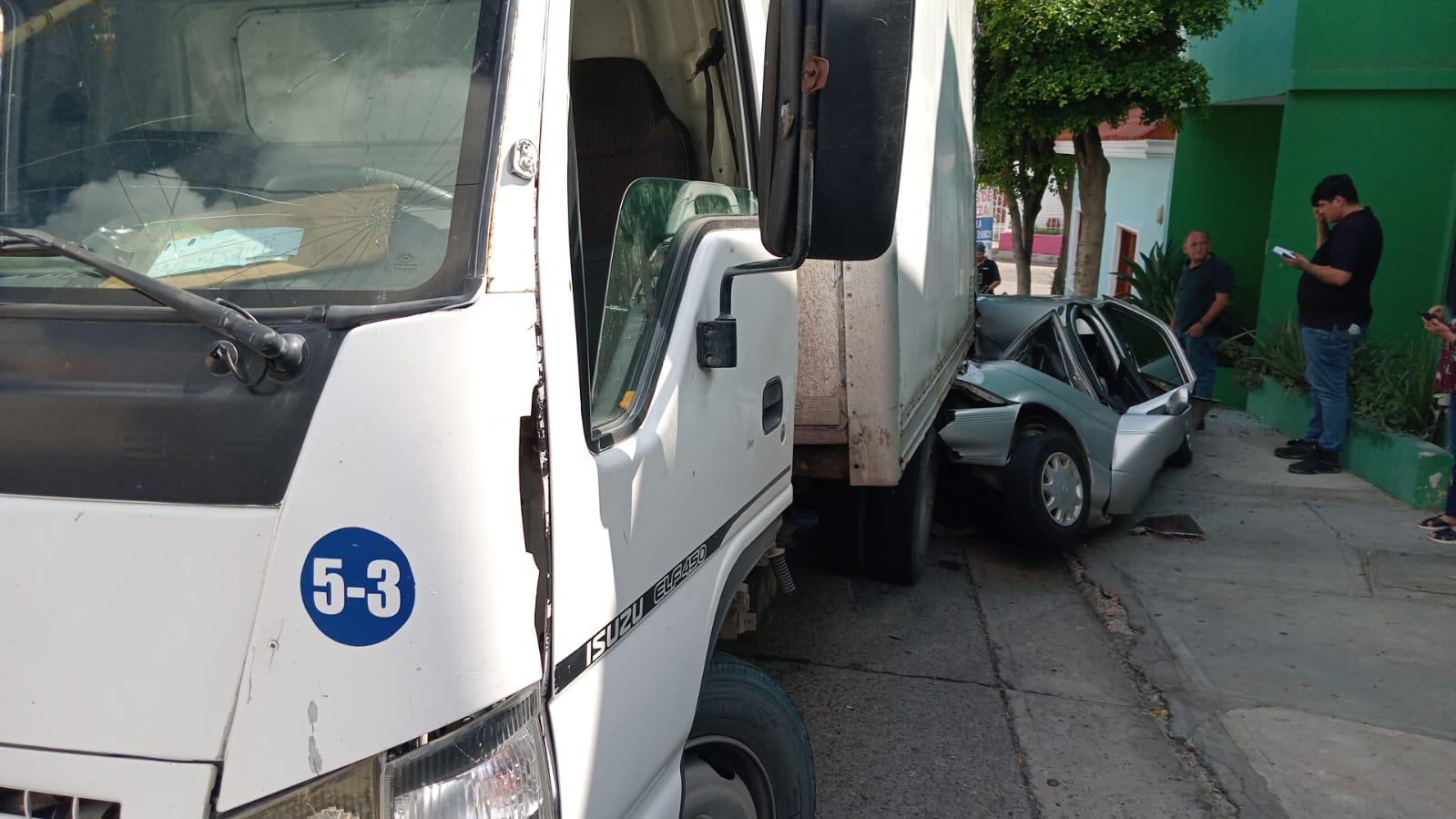 $!Intenta camión subir pendiente, se va de reversa y se impacta contra vehículo en Culiacán