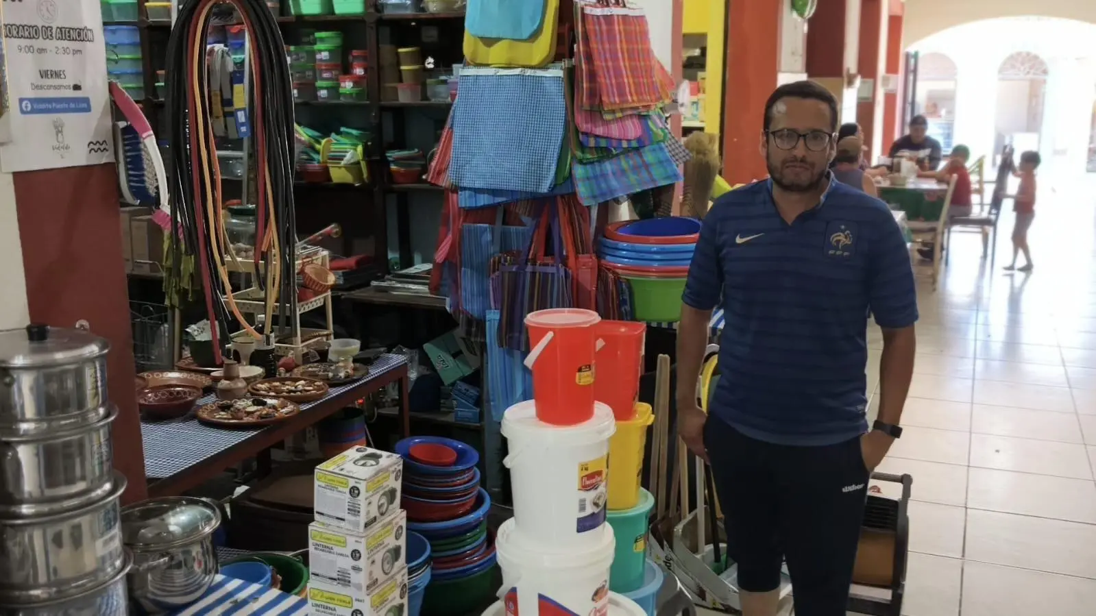 $!De ingeniero a comerciante: el relevo que salvó una tlapalería histórica en El Rosario