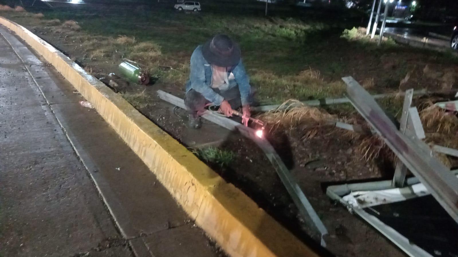 $!Caída de árboles y espectaculares dejan daños tras lluvias en Culiacán