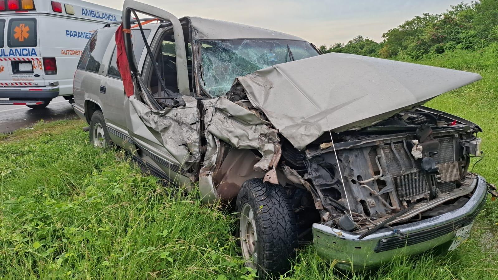 $!Camioneta choca contra tráiler en la autopista Mazatlán-Culiacán; hay un lesionado