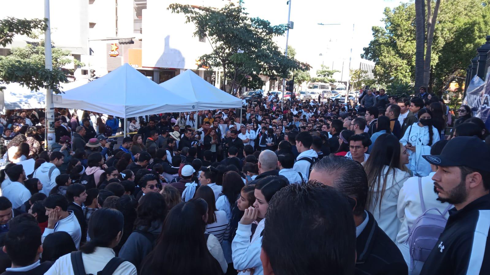 $!Moviliza la UAS a estudiantes para bloquear la Obregón en Culiacán