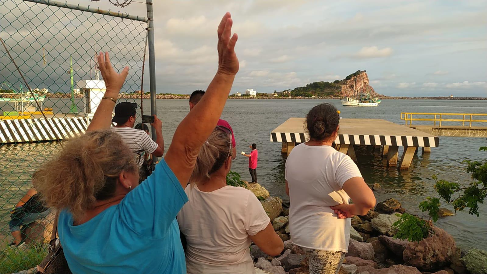 $!En Mazatlán, familias despiden a pescadores que van a la caza del camarón