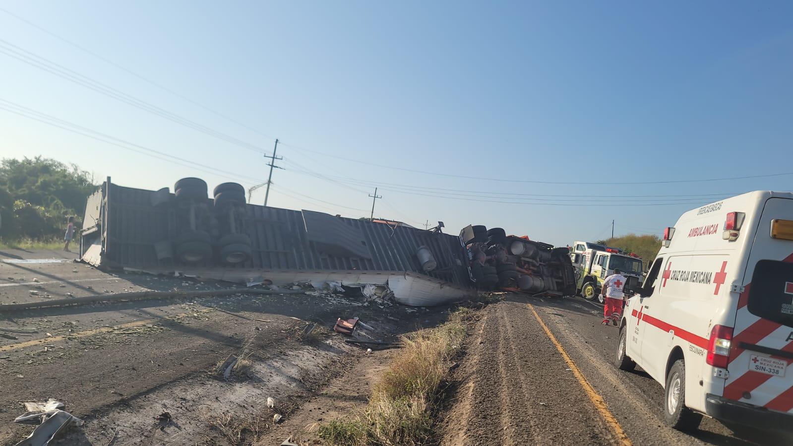$!Vuelca camión en carretera de Escuinapa; conductor resulta lesionado