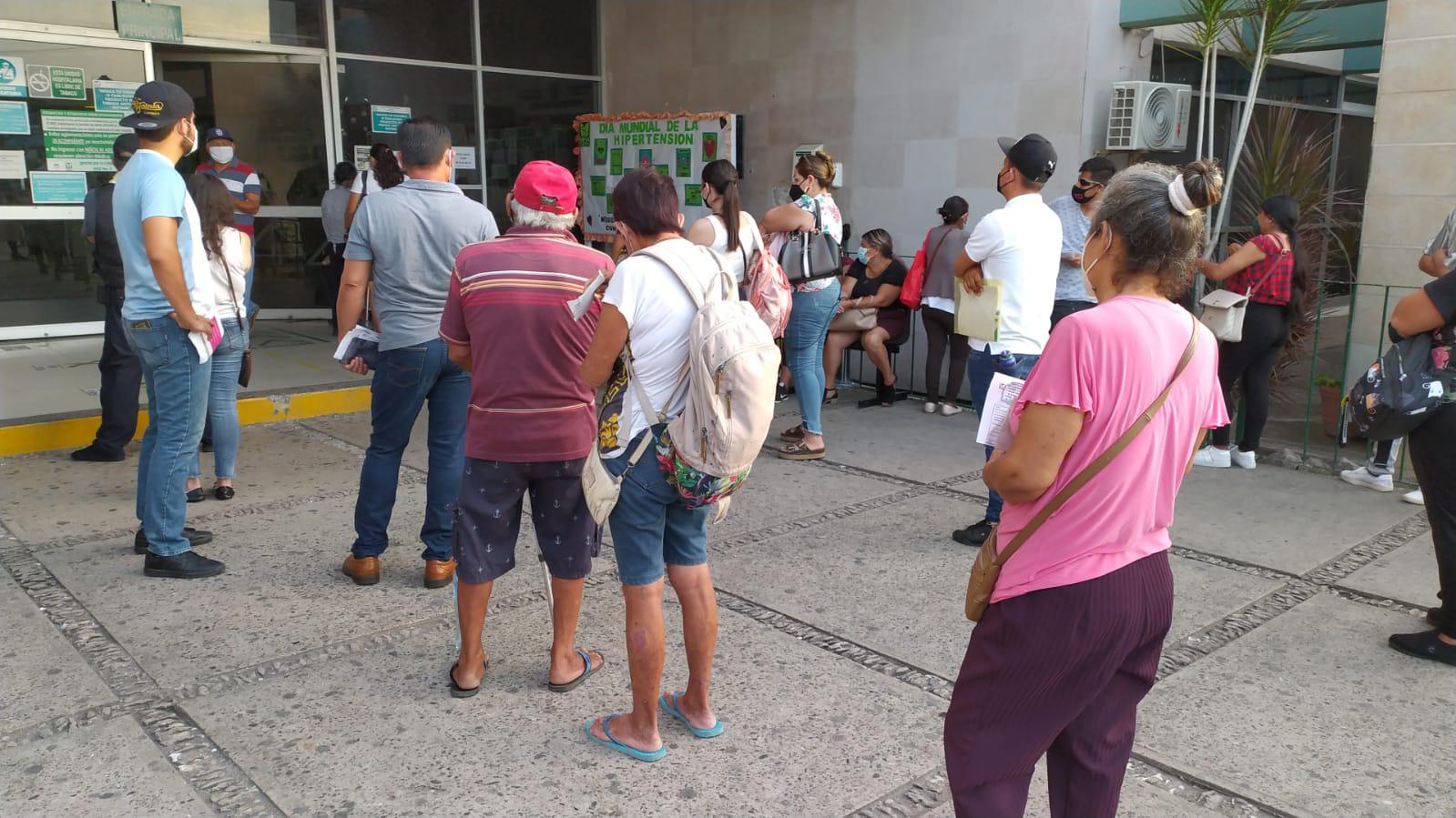 $!En el IMSS Mazatlán, se aglomeran para sacarse análisis