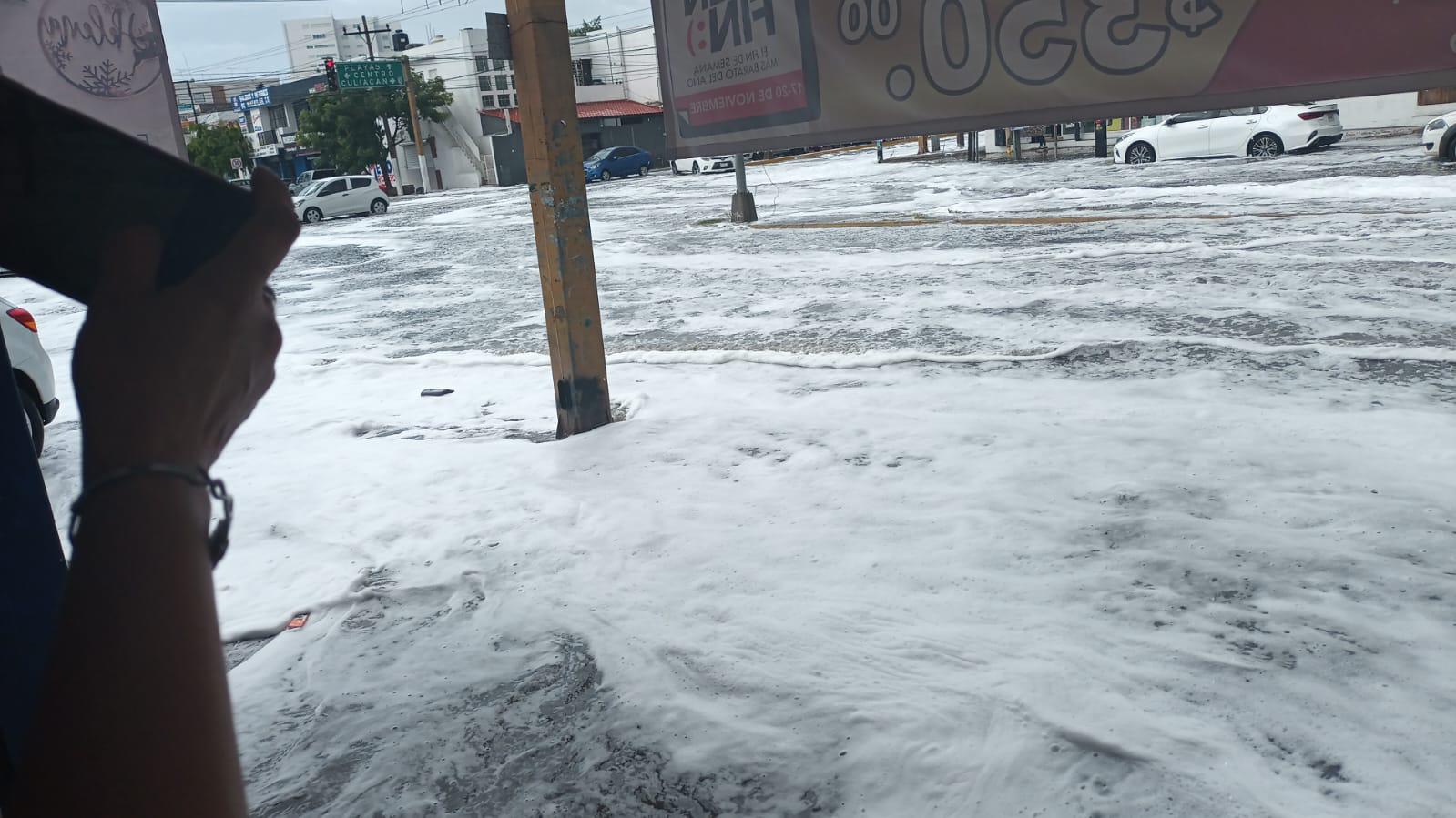 $!Sorprende lluvia y espuma en crucero de la Gutiérrez Nájera, en Mazatlán