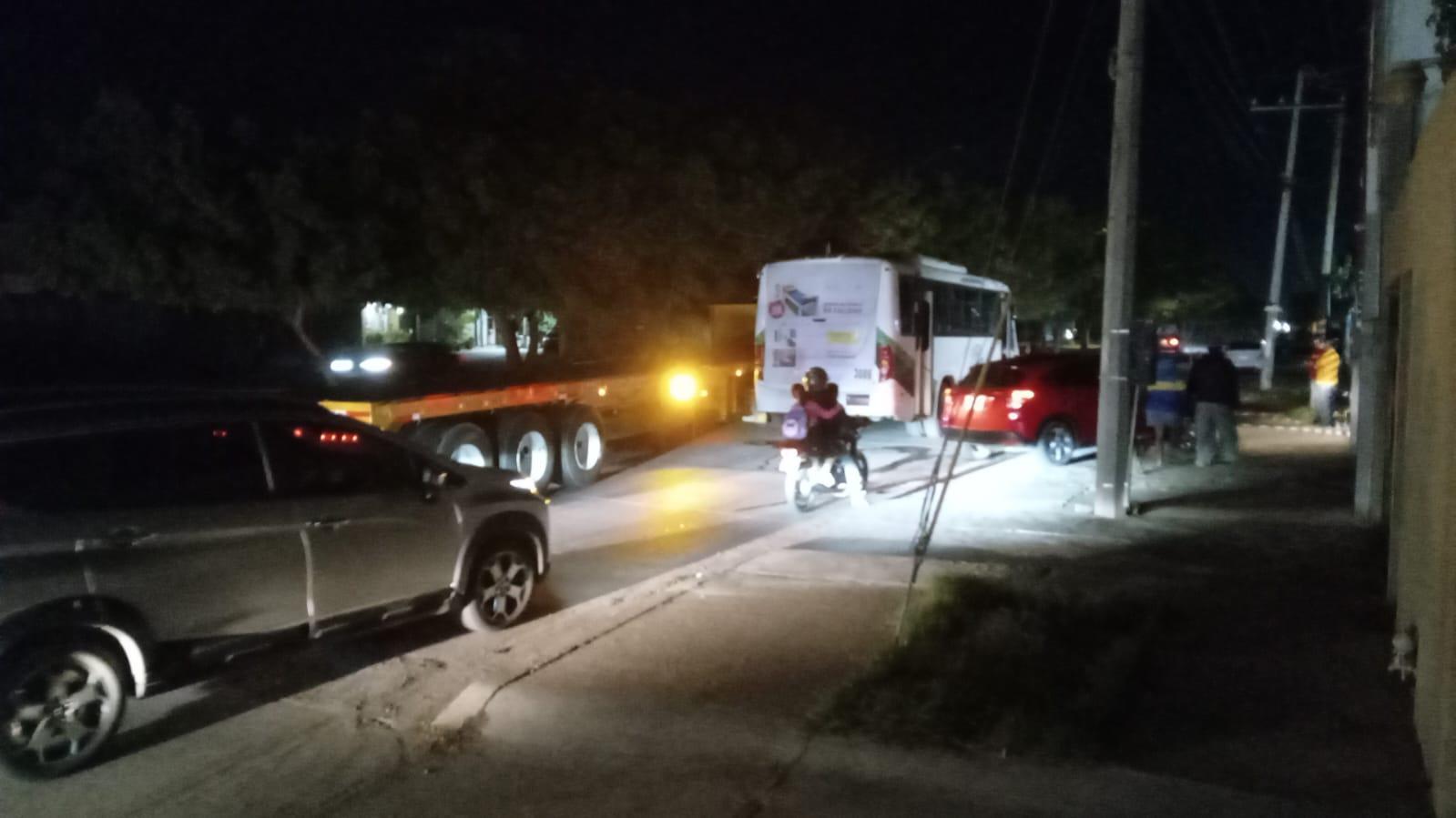 $!Camión urbano descompuesto y tráiler provocan cierre de avenida en Mazatlán