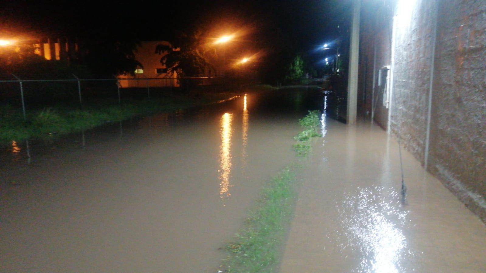 $!Tormenta eléctrica provoca caída de cables, deja sin agua a 180 colonias y sin luz a algunas zonas de Culiacán