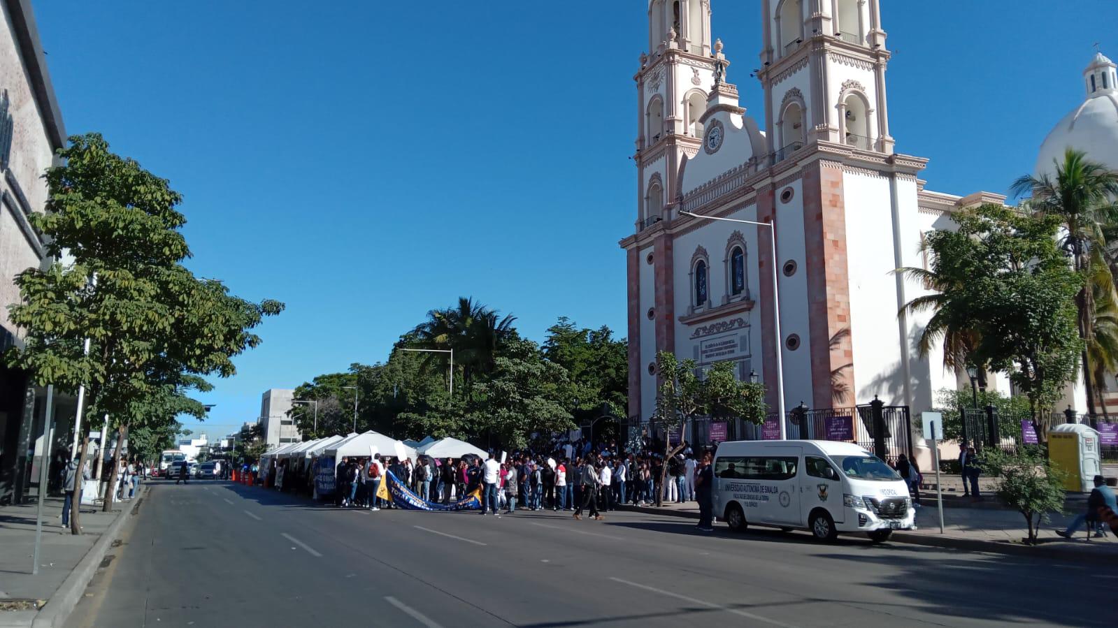$!Moviliza la UAS a estudiantes para bloquear la Obregón en Culiacán