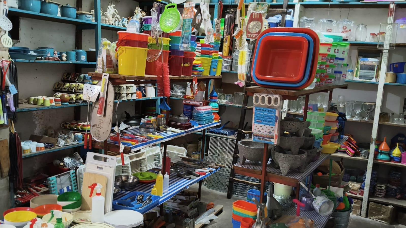 $!De ingeniero a comerciante: el relevo que salvó una tlapalería histórica en El Rosario
