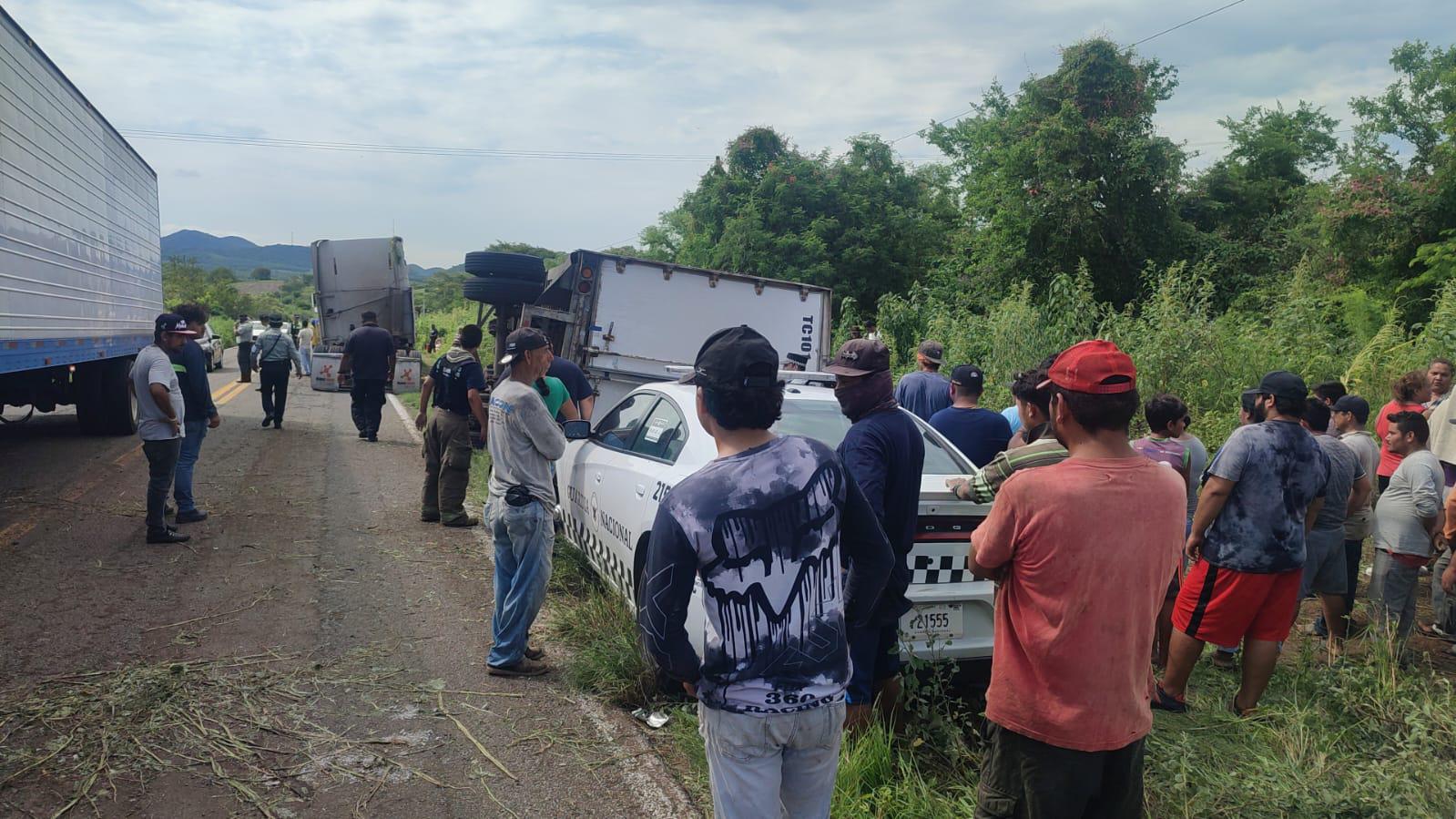 $!Vuelca tráiler cargado de galletas en la Mazatlán-Culiacán