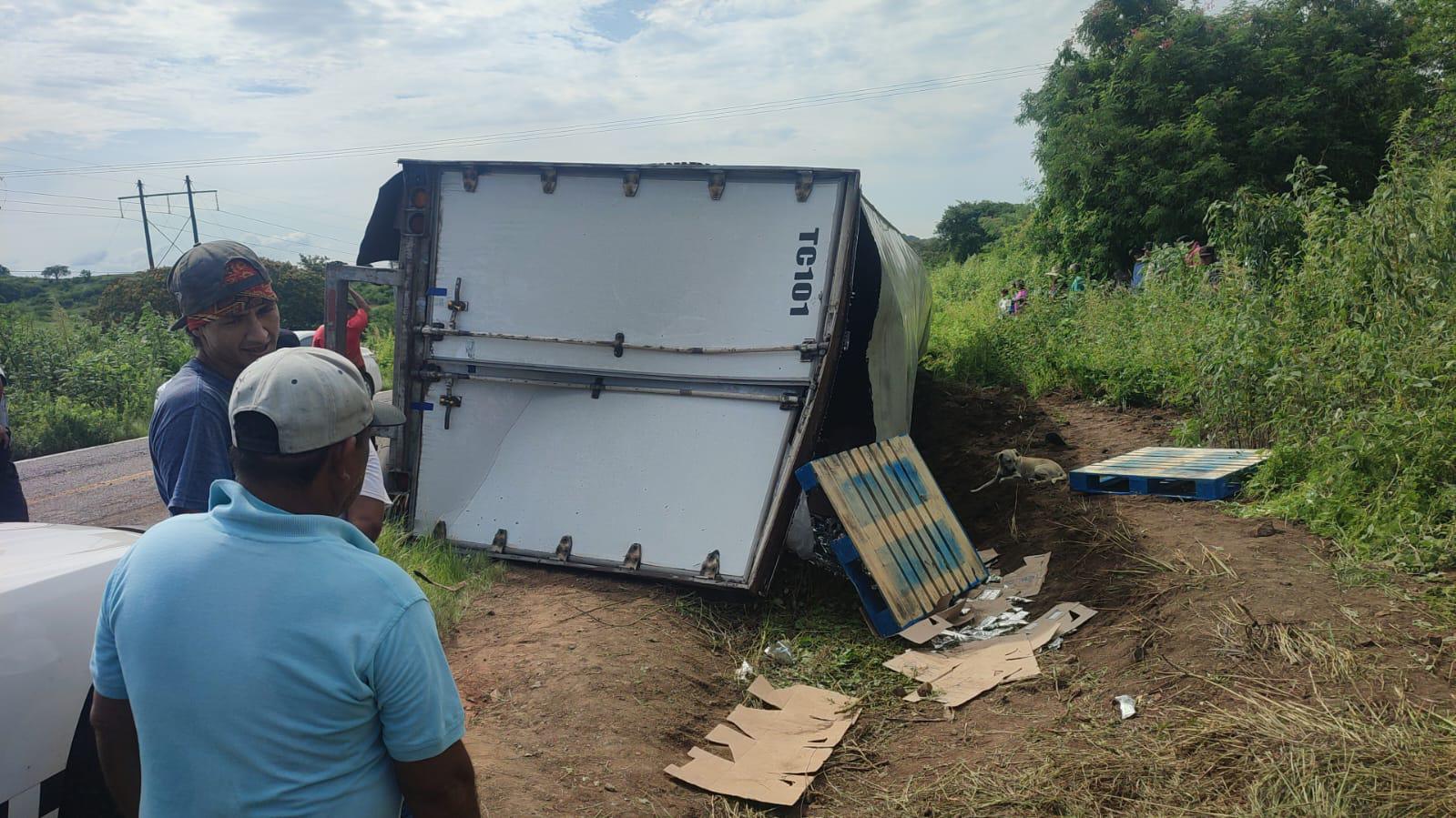 $!Vuelca tráiler cargado de galletas en la Mazatlán-Culiacán
