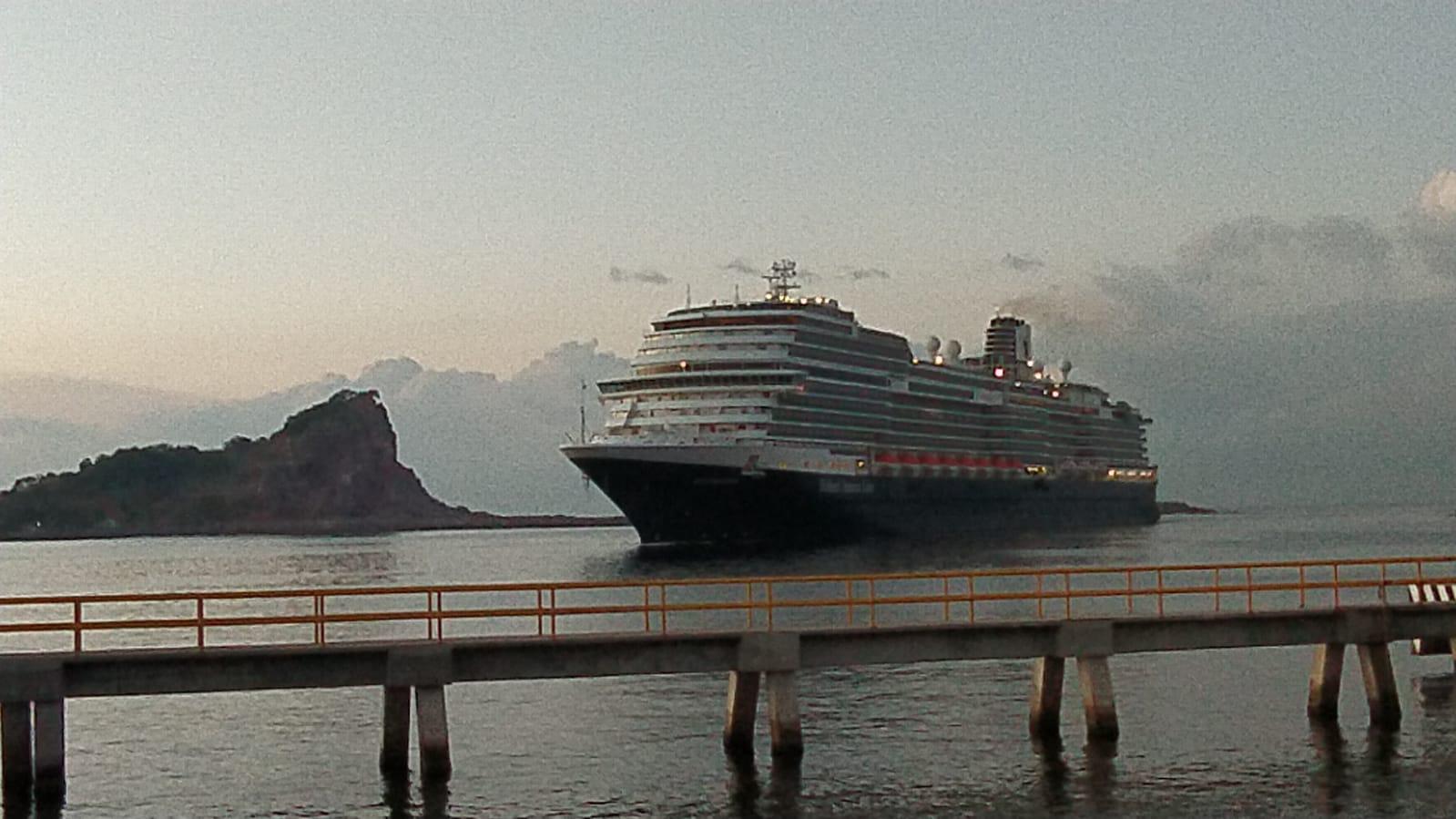 $!Este miércoles ‘conviven’ dos cruceros turísticos en Mazatlán