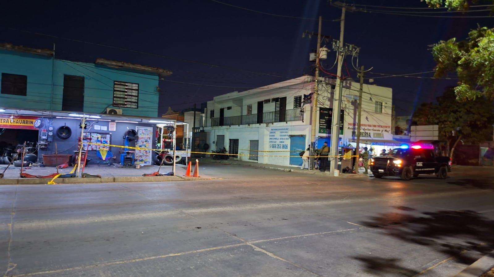 $!Matan a dos personas en Lomas del Ébano y hieren a otro en la avenida Múnich, frente al panteón Renacimiento, en Mazatlán