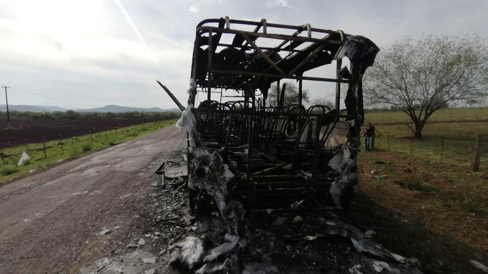 $!Se incendia un camión de pasajeros en Las Tapias, Culiacán