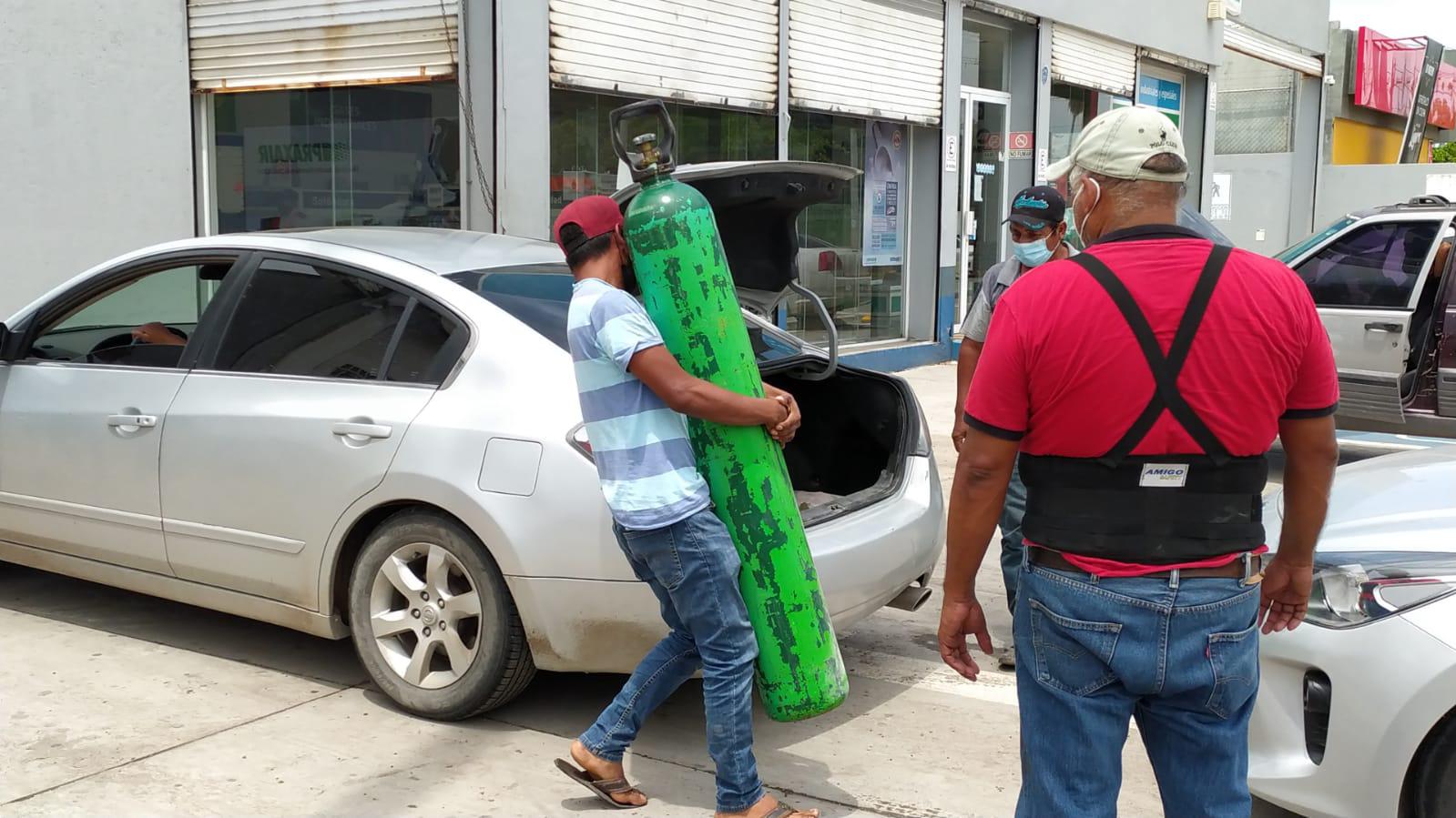 $!Situación con el Covid en Mazatlán hace que empresas rellenen tanques de oxígeno en domingo
