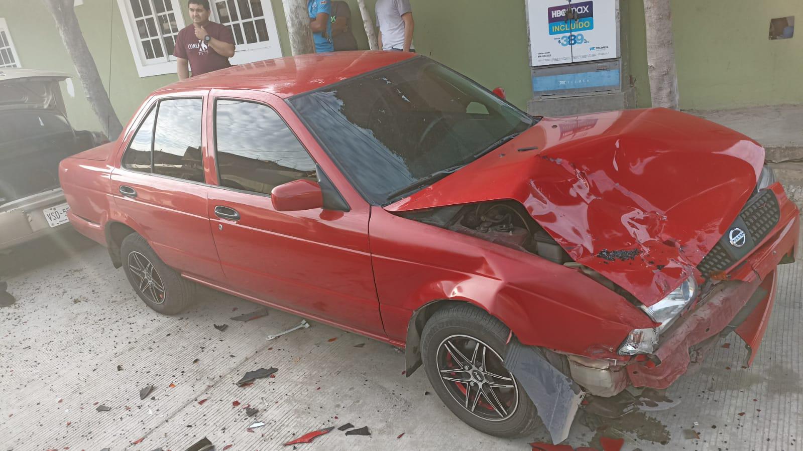 $!En la Colonia Constitución de Mazatlán, un choque entre dos vehículos termina en volcadura