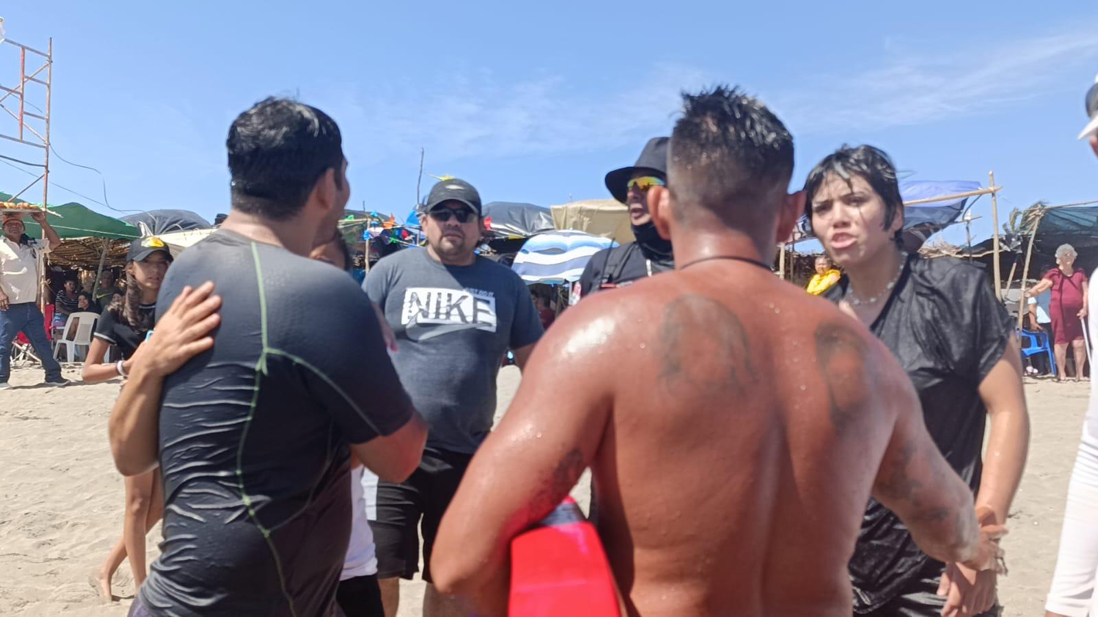 $!Rescatan a 2 hermanos tras ser arrastrados por la corriente del mar de Las Cabras