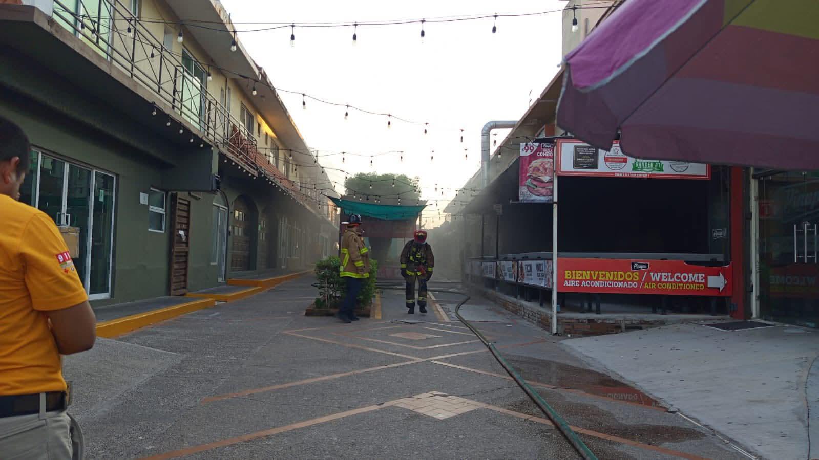 $!Incendio en restaurante moviliza a cuerpos de emergencia en la zona hotelera de Mazatlán