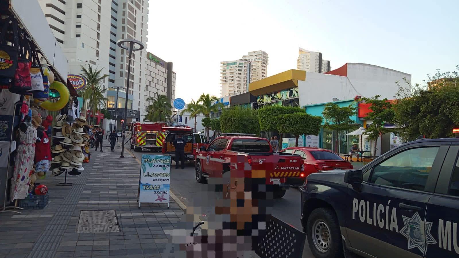 $!Incendio en restaurante moviliza a cuerpos de emergencia en la zona hotelera de Mazatlán