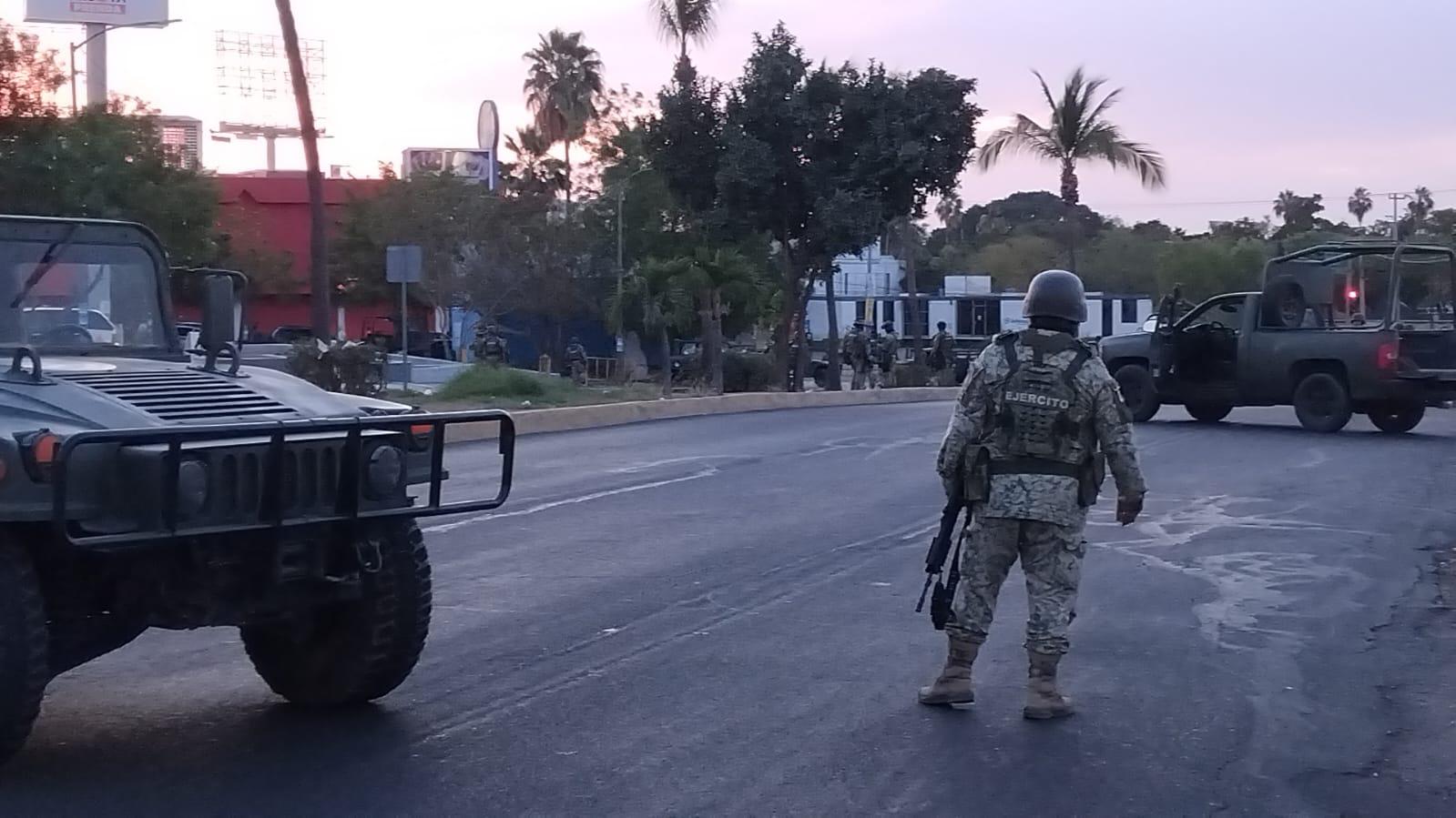 $!Persecución provoca un siniestro vial que deja a dos civiles detenidos y un hombre lesionado en Culiacán