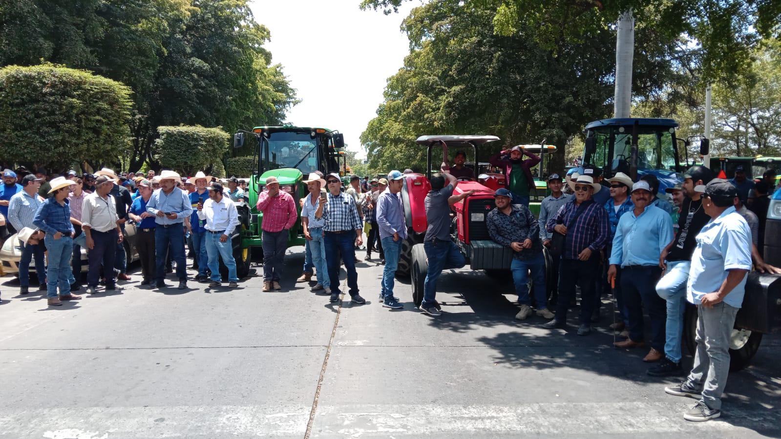 $!Agricultores de Sinaloa llegan al Palacio de Gobierno para exigir precios de garantía