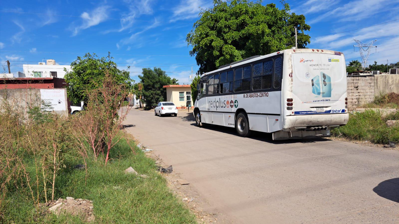 $!Privan de la libertad a dos personas en camión urbano en Culiacán