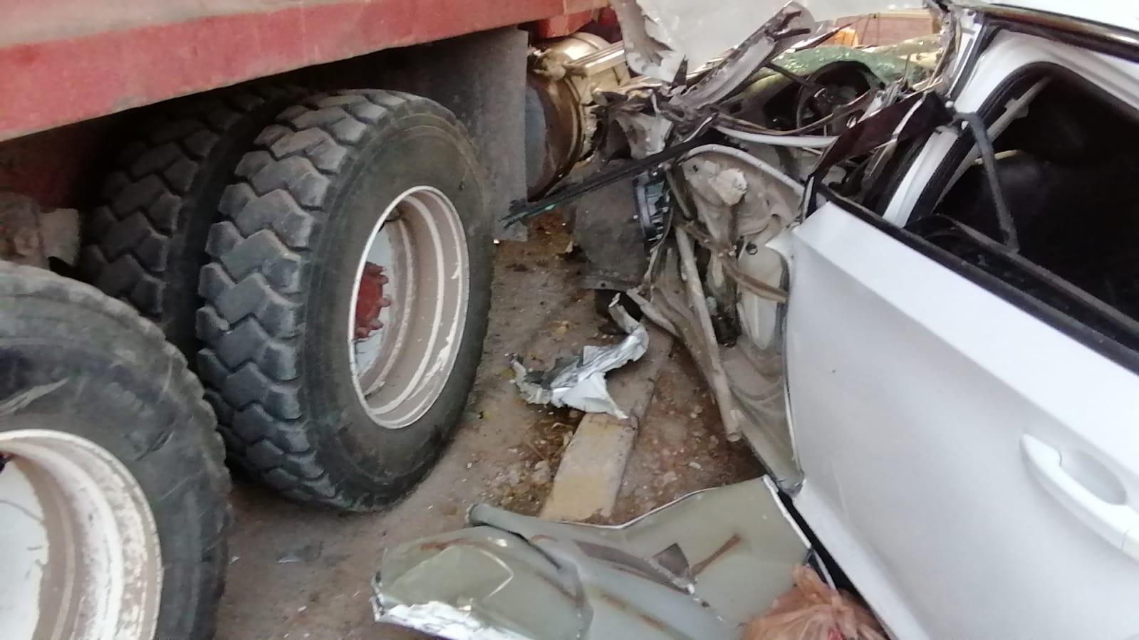 $!En Culiacán, un joven choca contra un camión de volteo estacionado; resulta lesionado
