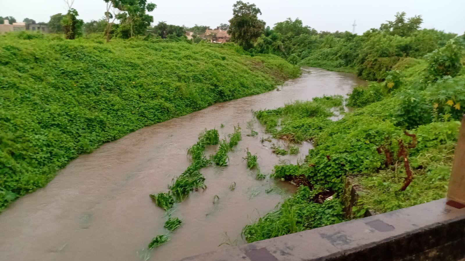 $!Lluvias en Escuinapa deja a varios sectores sin servicio eléctrico