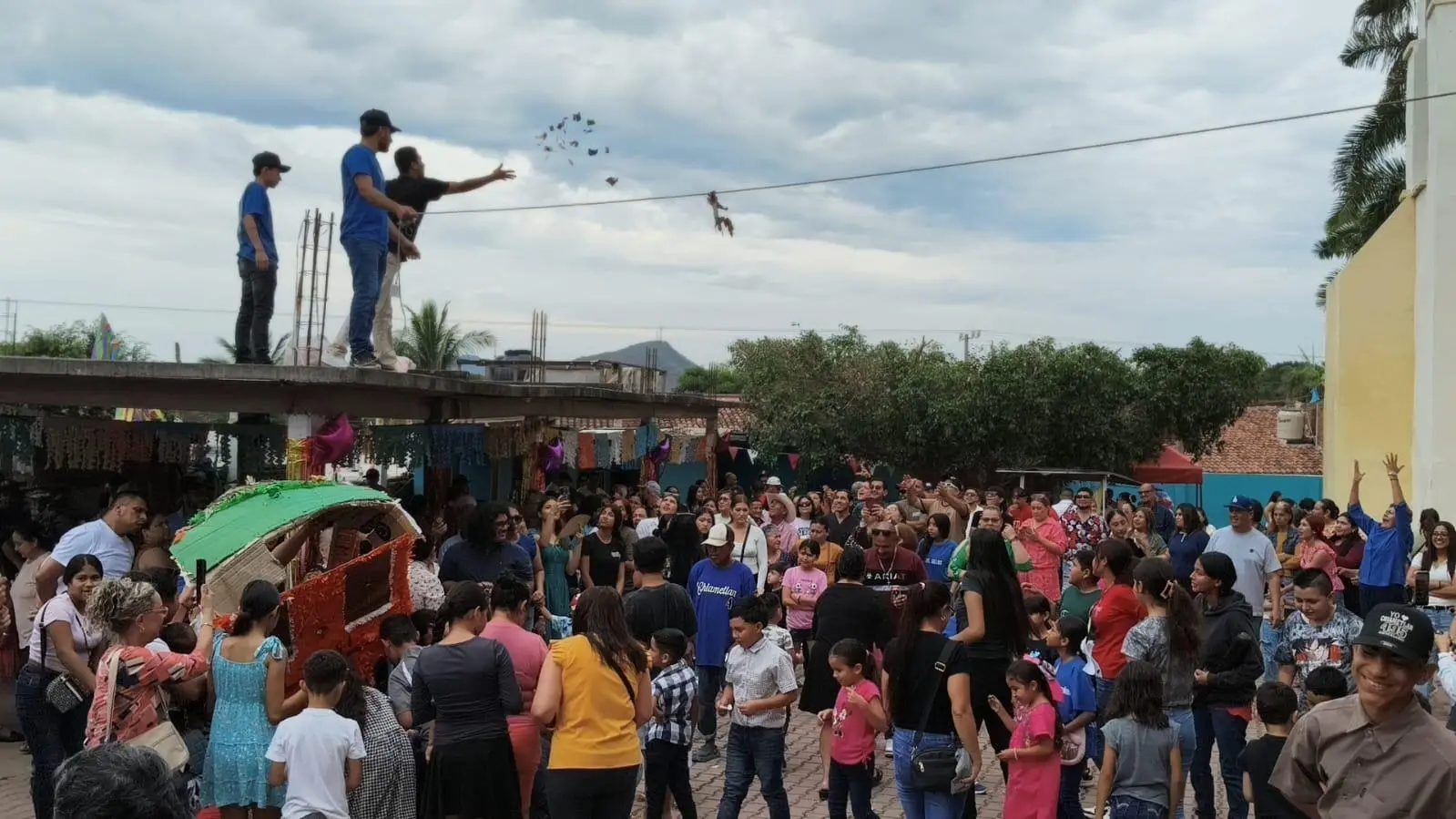 $!Familia Tirado Castañeda dona pastel monumental en festejos de Chametla