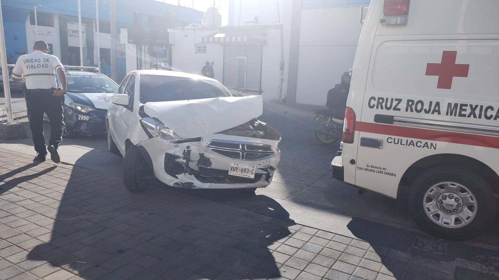 $!Ambulancia de la Cruz Roja de Culiacán choca cuando se dirigía a recoger a un herido