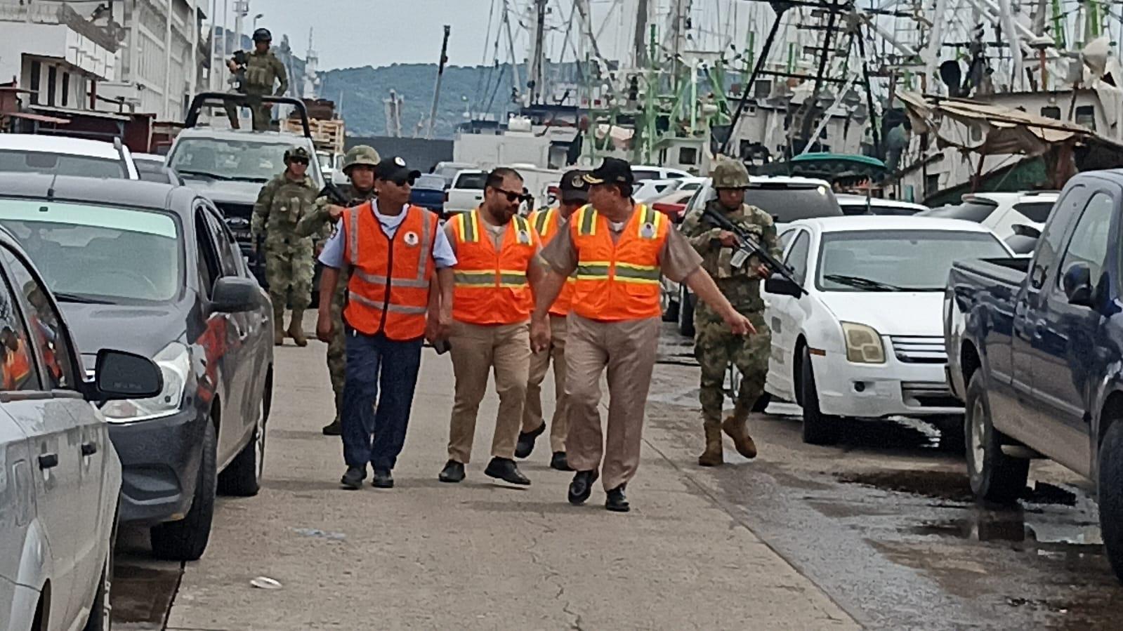 $!Sorprenden soldando en muelles pesqueros de Mazatlán y Capitanía los amonesta