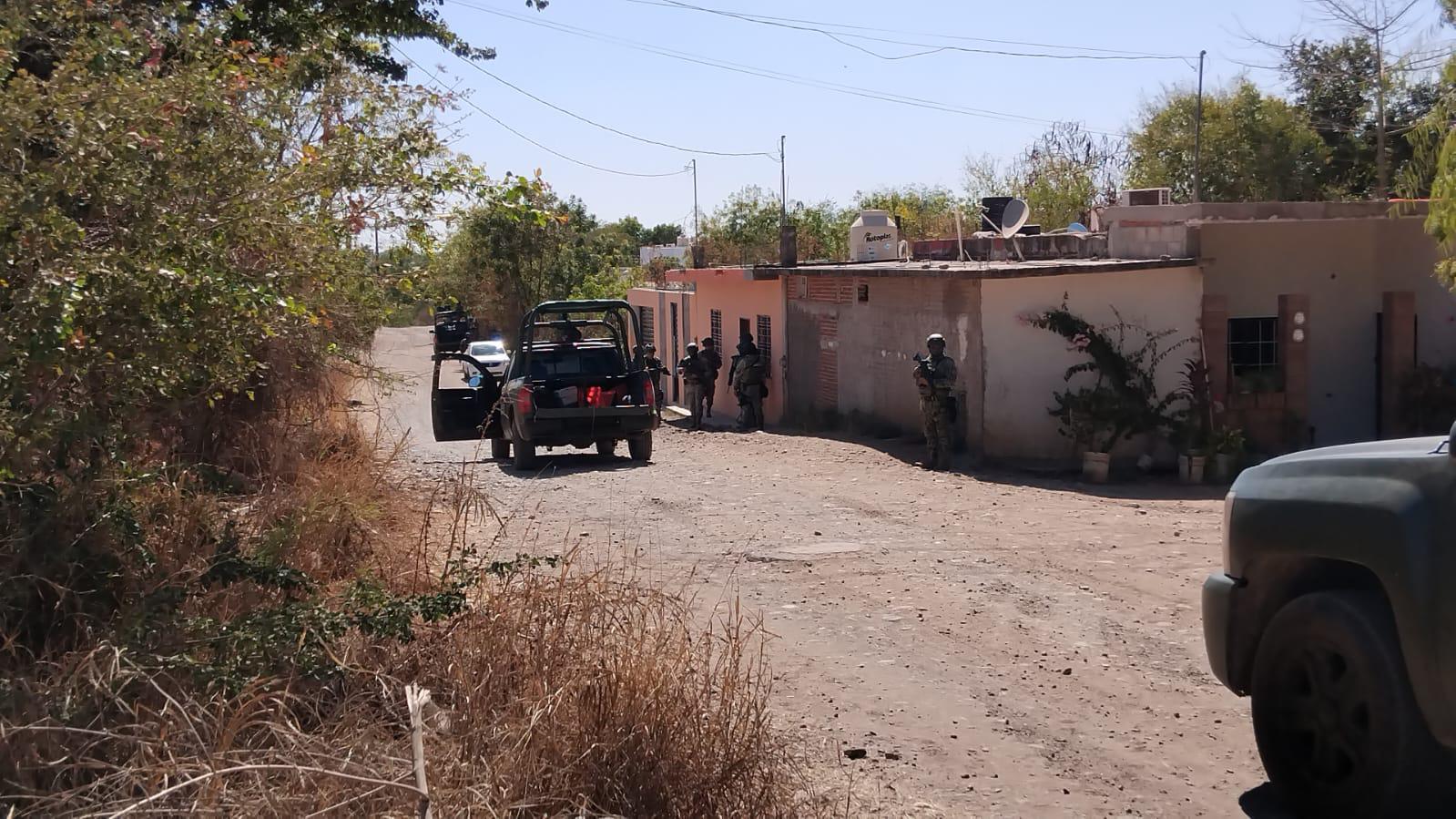 $!Atacan con dron a militares en Culiacán; hallan vehículo militar clonado y ponchallantas en la zona