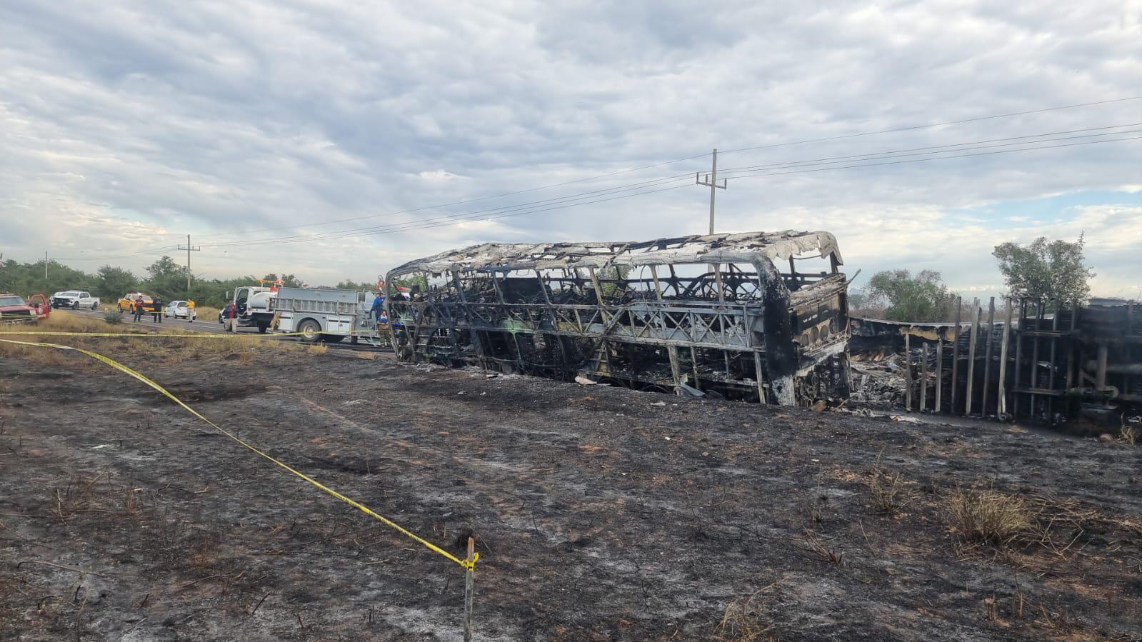 $!Choque entre camión de pasajeros y tráiler deja 22 muertos y 18 heridos en Elota