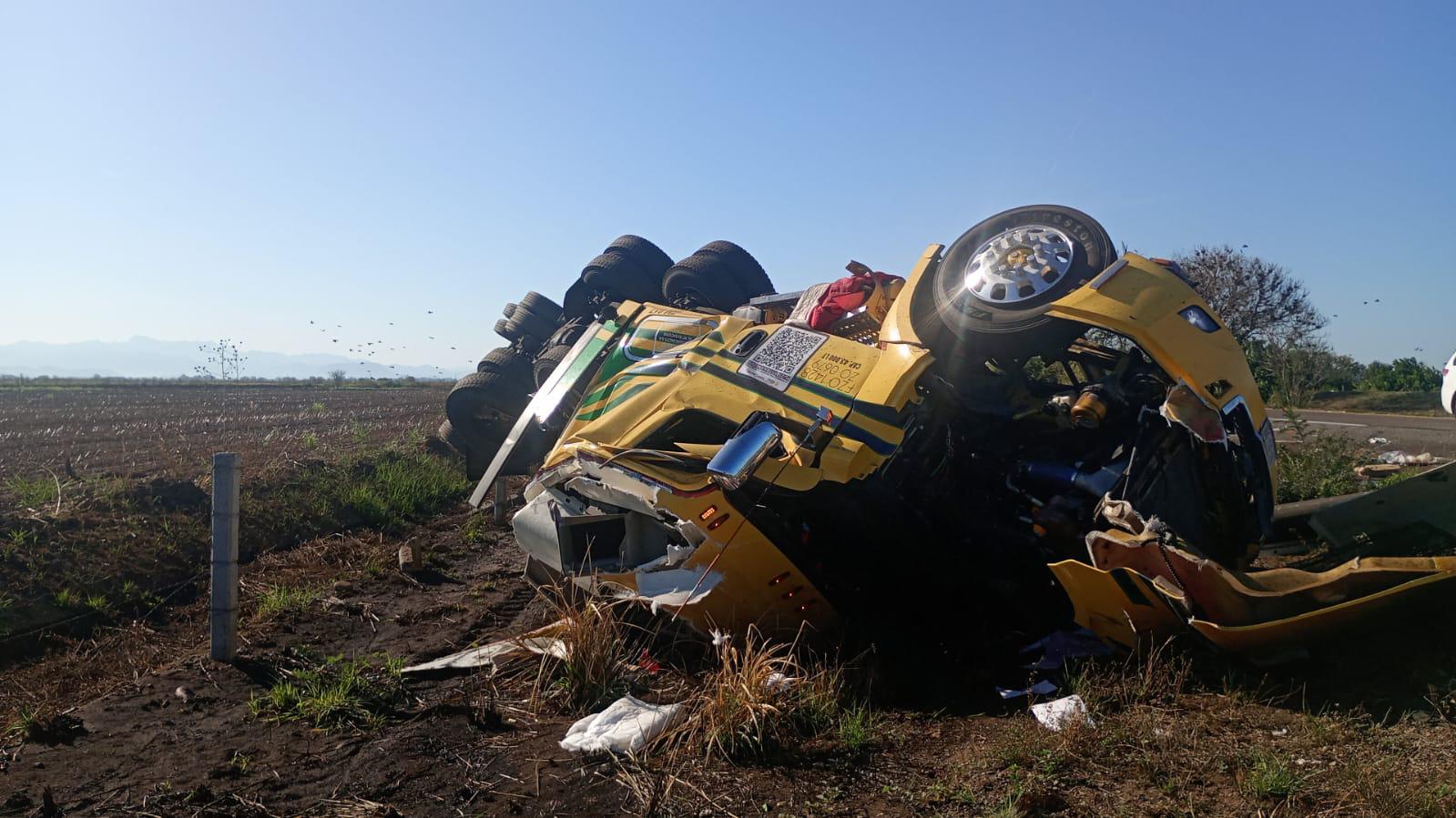 $!Vuelca pipa cargada con gasolina por la maxipista Culiacán-Mazatlán, en Quilá