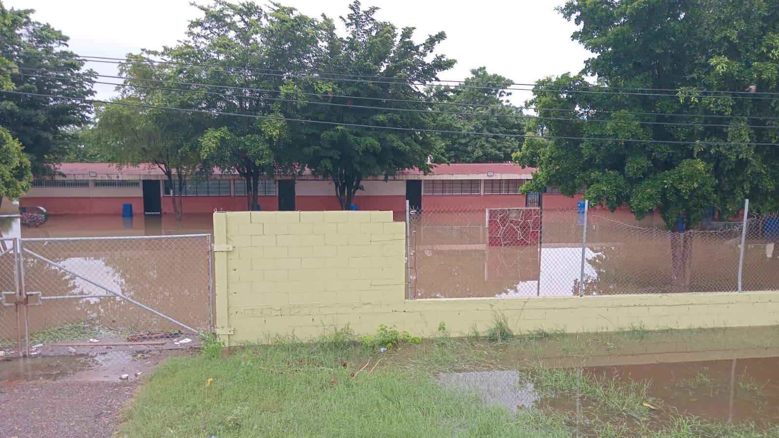 $!Se inundan casas en Villa Juárez por desbordamiento de dren