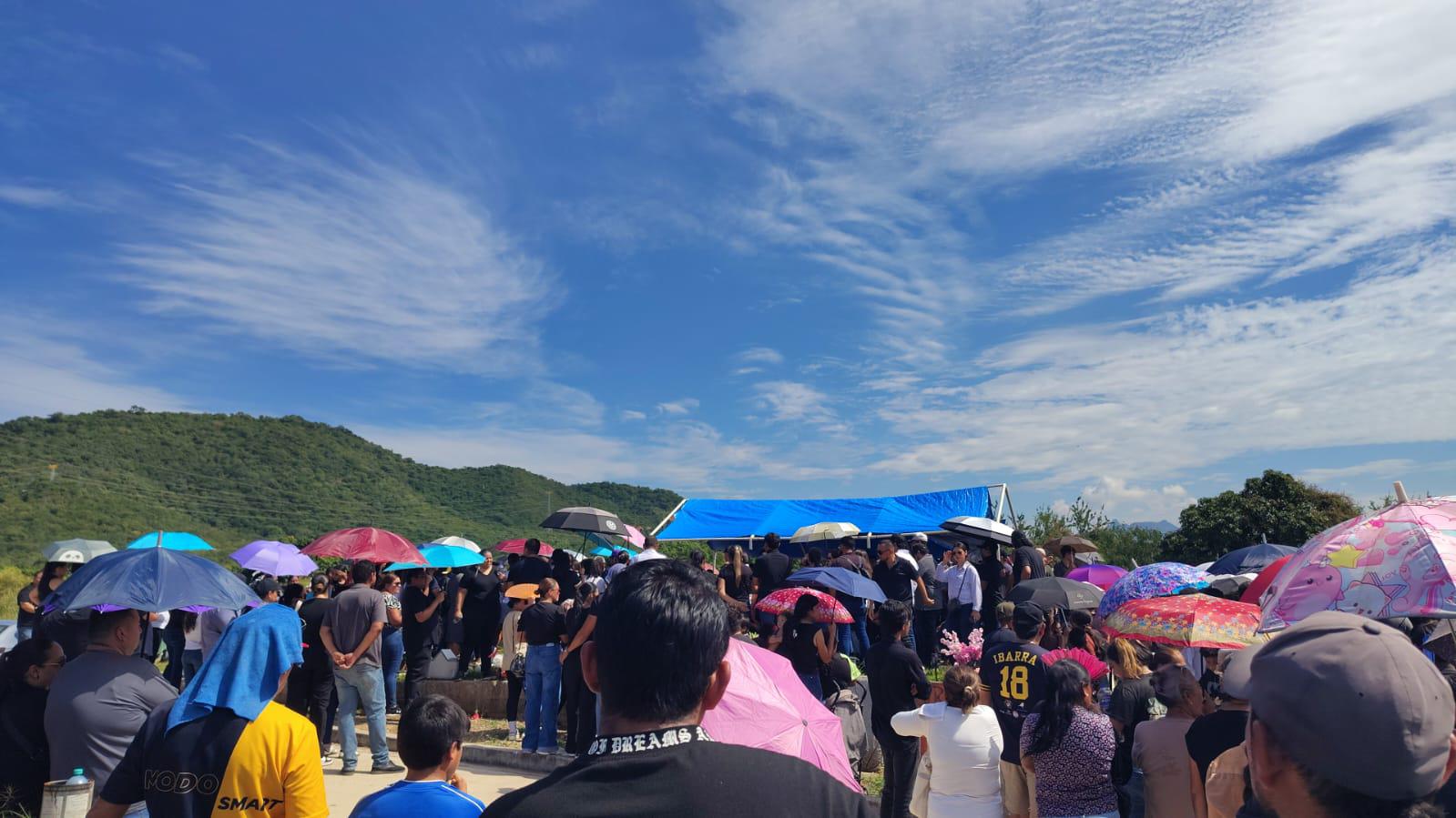 $!El pueblo de El Rosario despide a Fabiola, Julissa e Ixchel sumido en el dolor tras su accidente