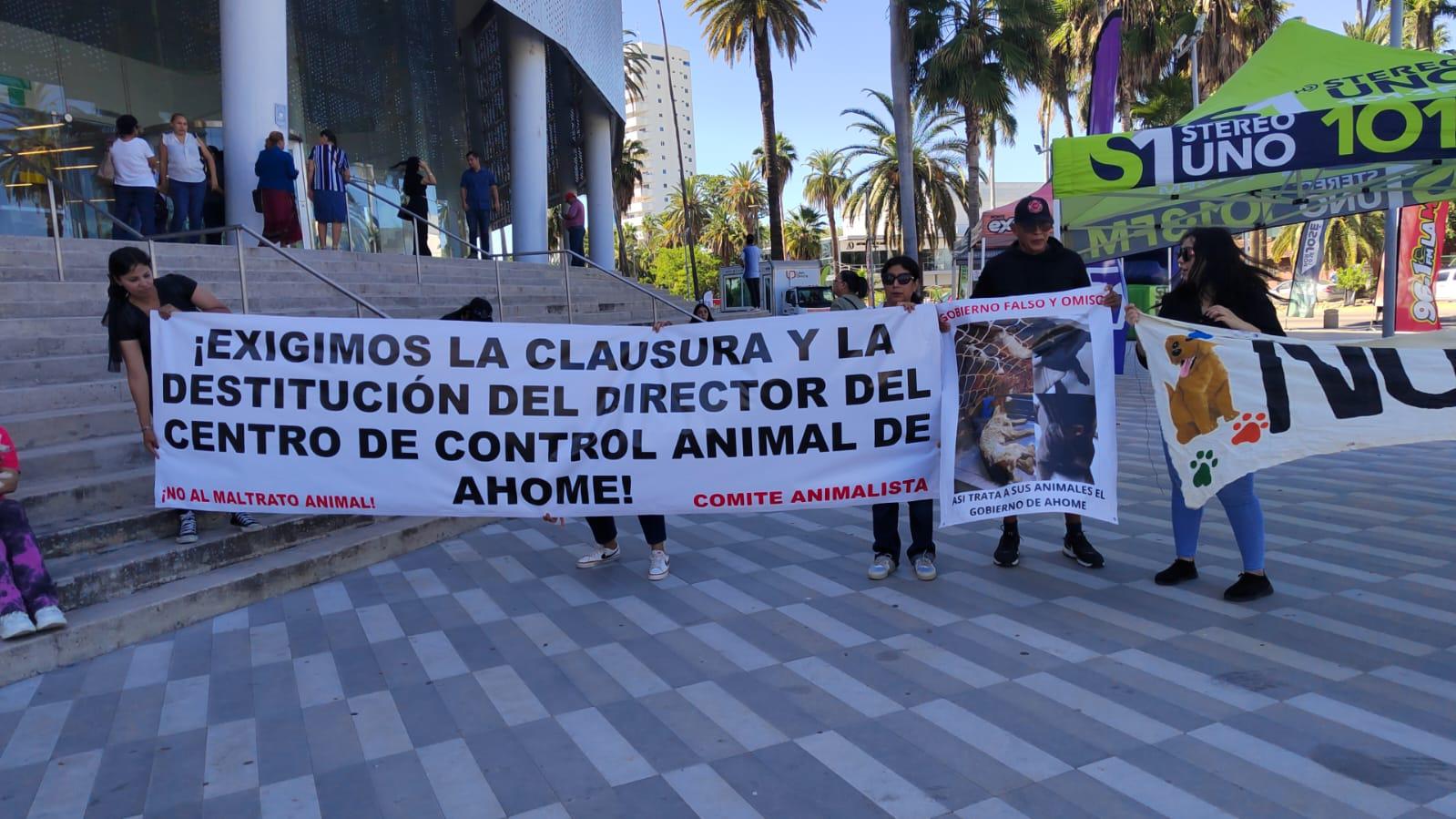 $!Ciudadanos y animalistas protestan durante el primer Informe de Gobierno de Menéndez