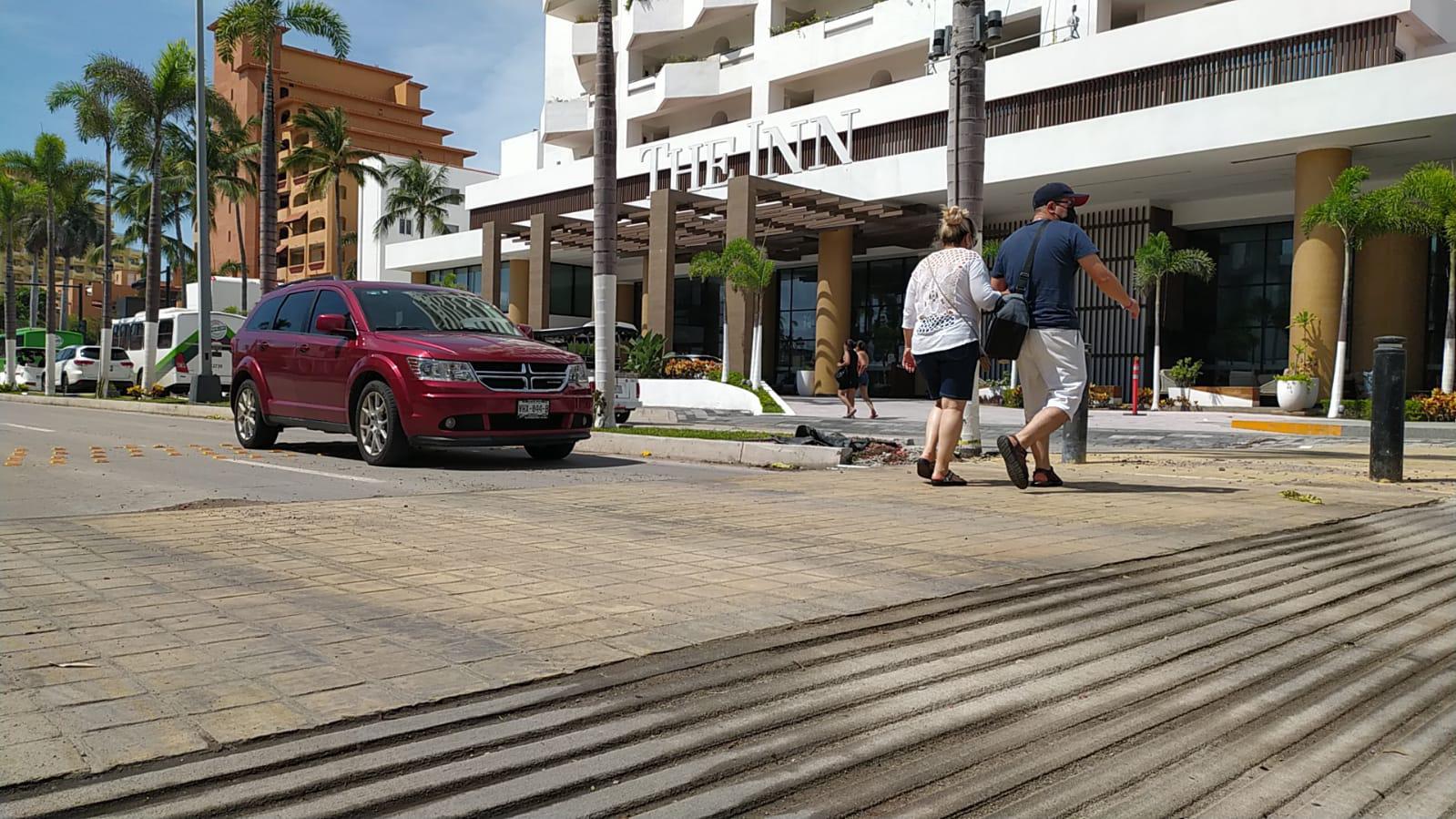 $!Paso peatonal elevado que se instaló en la zona turística de Mazatlán es una prueba, dicen autoridades