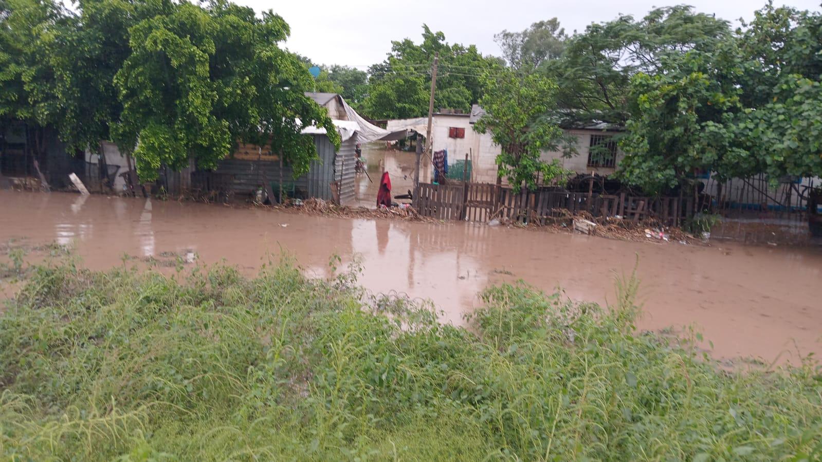 $!Se inundan casas en Villa Juárez por desbordamiento de dren